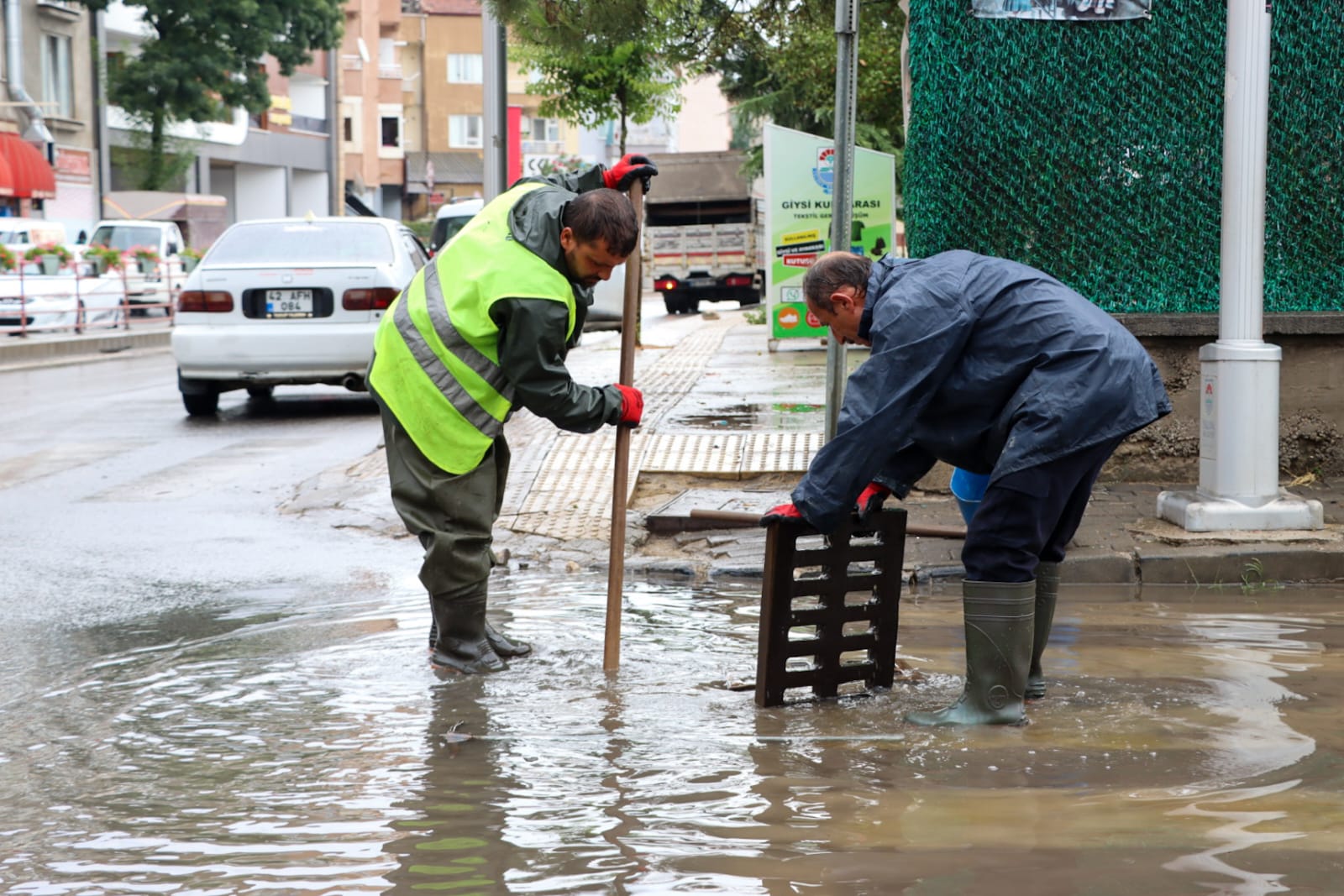 YALOVA BELEDİYESİ EKİPLERİNDEN ANINDA MÜDAHALE