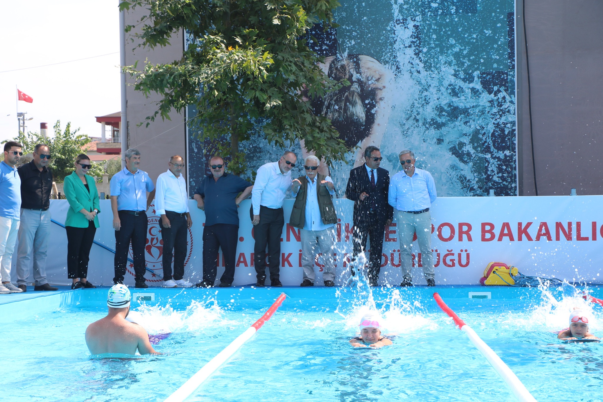 ÇINARCIK’TA PORTATİF YÜZME HAVUZU AÇILDI