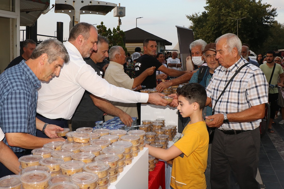 ÇINARCIK BELEDİYESİ AŞURE DAĞITTI