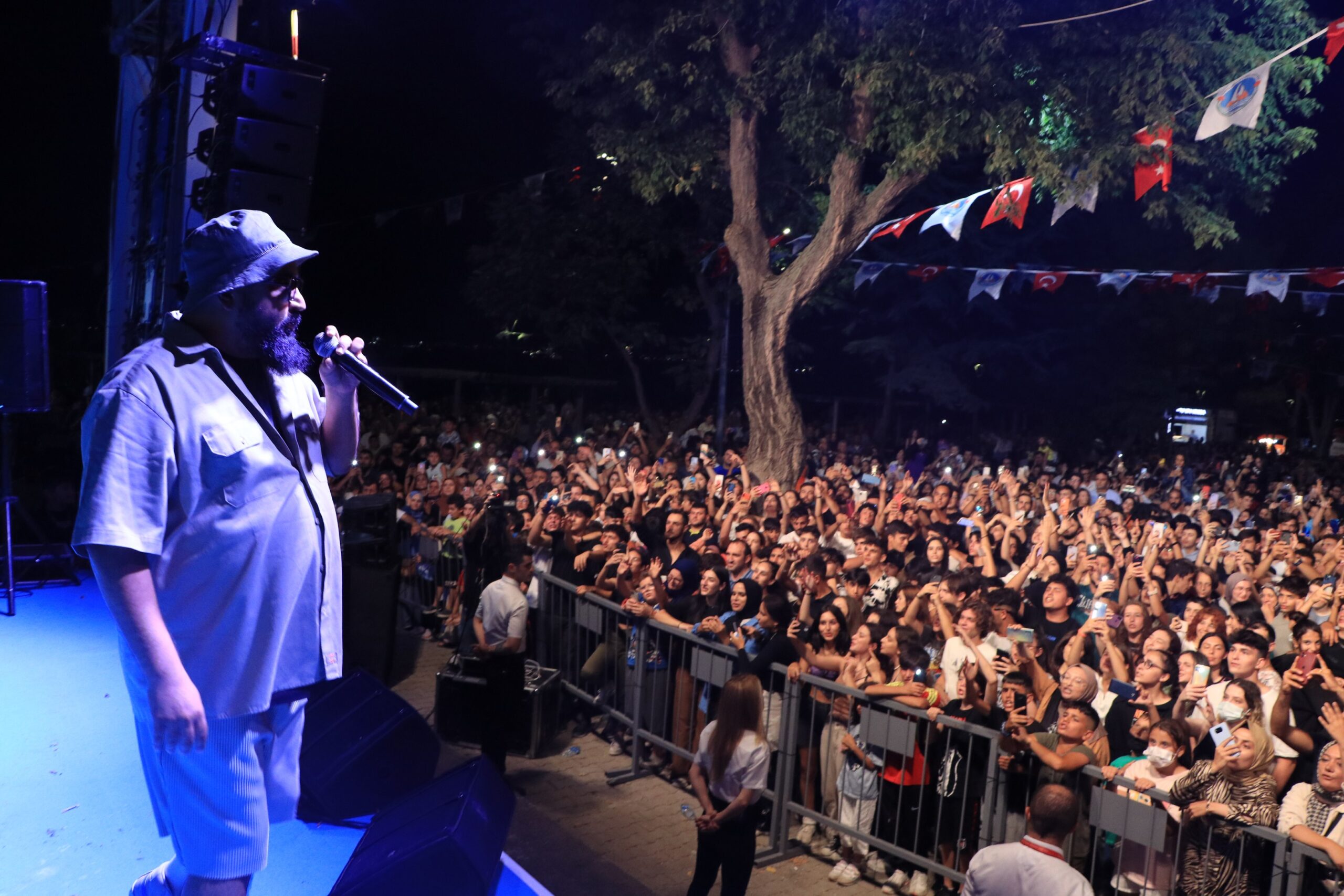 ÇİFTLİKKÖYLÜLER YAZ KONSERLERİ İLE COŞTU ÇİFTLİKKÖYLÜLER YAZ KONSERLERİ İLE COŞTU