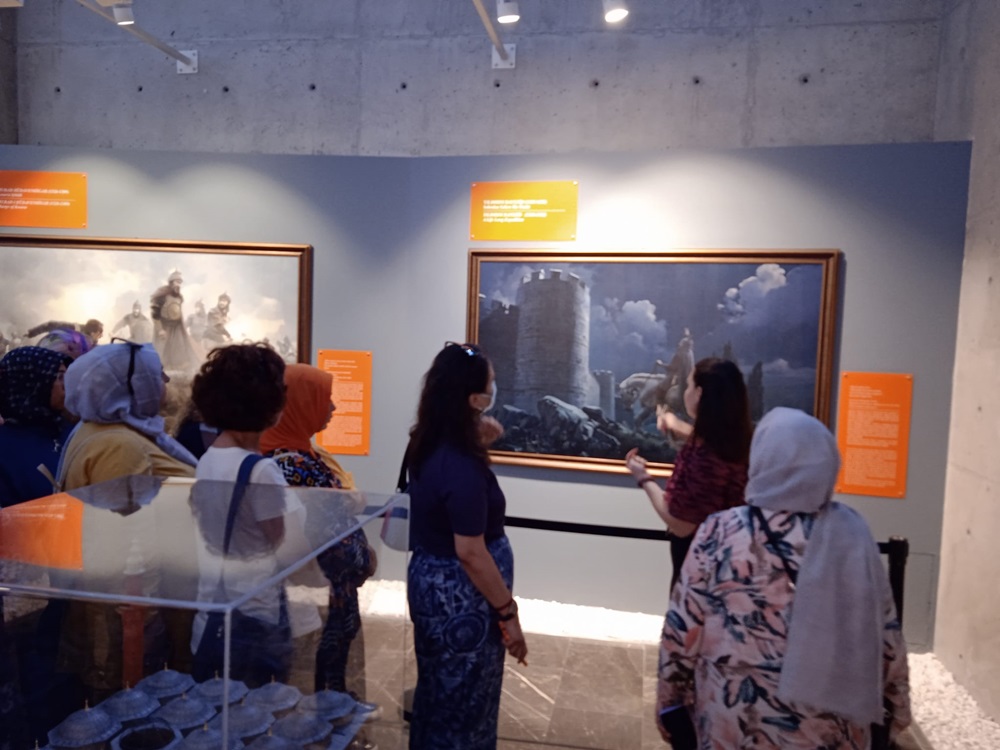 BURSA’NIN TARİHİ MEKANLARINI GEZDİLER BURSA’NIN TARİHİ MEKANLARINI GEZDİLER