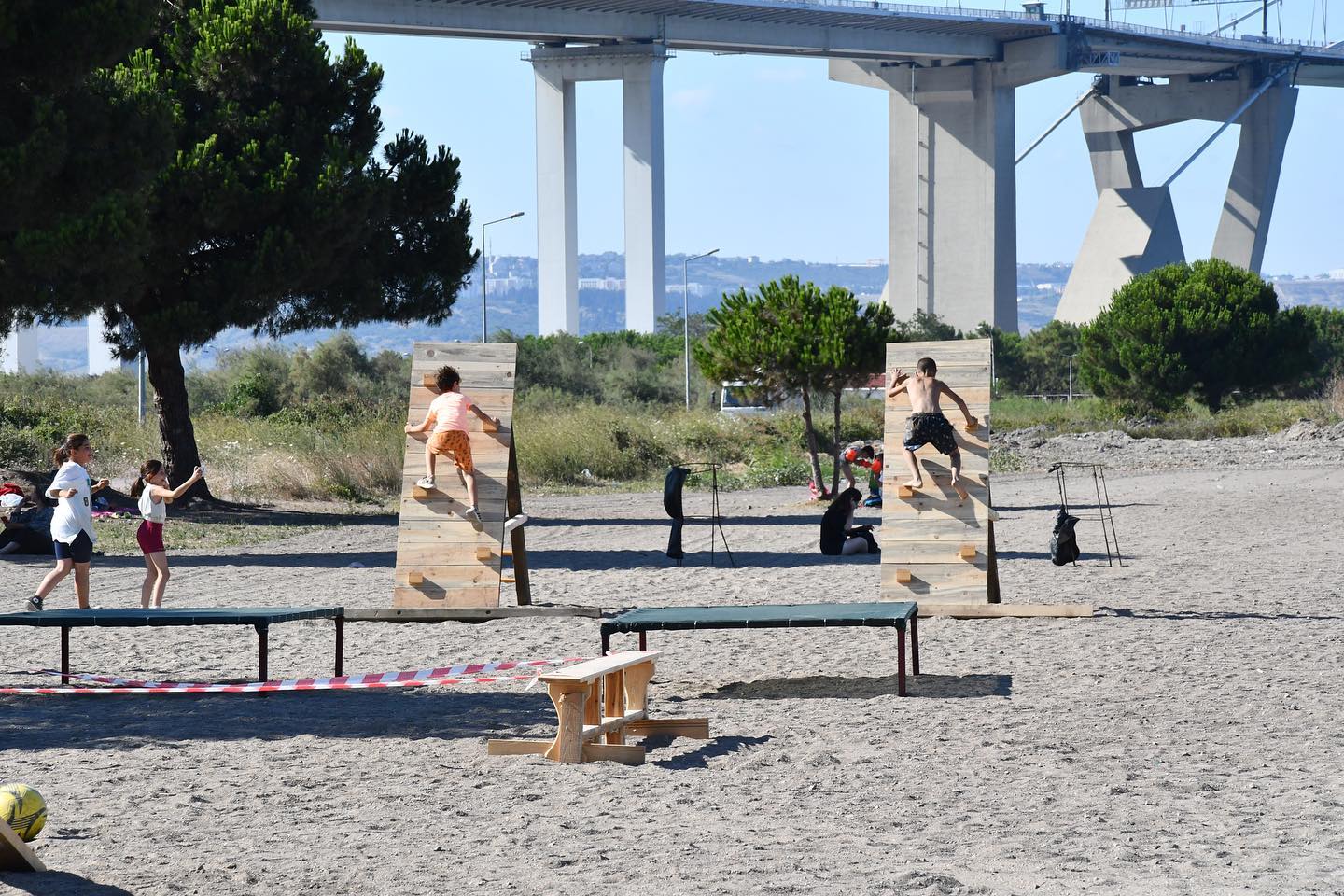 ÇOCUKLAR, SURVİVOR PARKURUNDA EĞLENEREK YARIŞTILAR ÇOCUKLAR, SURVİVOR PARKURUNDA EĞLENEREK YARIŞTILAR