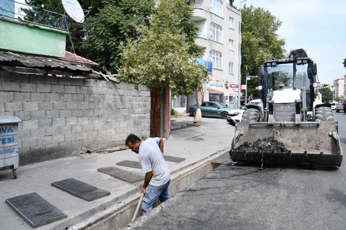 YAĞIŞLAR ÖNCESİNDE YAĞMUR SUYU KANALLARI TEMİZLENDİ