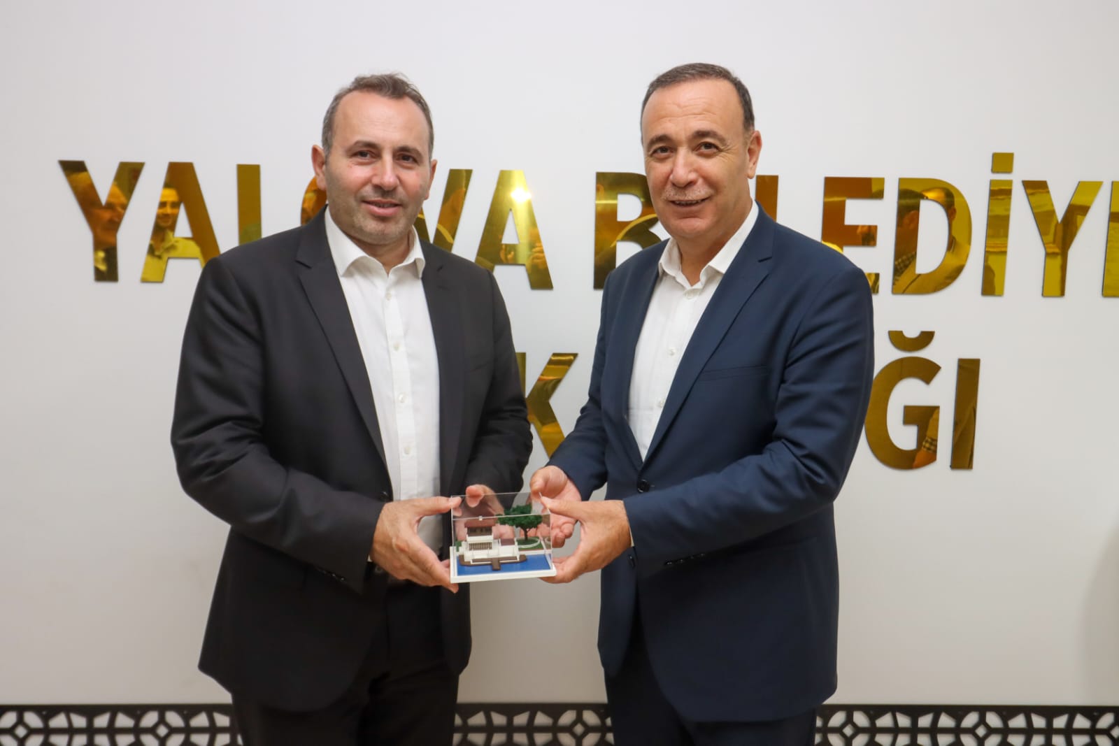 SİİRT MİLLETVEKİLİ ÖREN’DEN BAŞKAN VEKİLİ TUTUK’A ZİYARET SİİRT MİLLETVEKİLİ ÖREN’DEN BAŞKAN VEKİLİ TUTUK’A ZİYARET