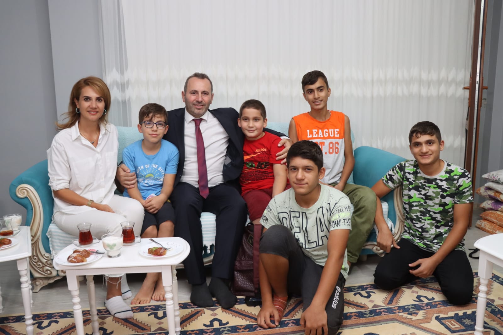 BAŞKAN VEKİLİ TUTUK VE EŞİ EV ZİYARETLERİNE DEVAM EDİYOR BAŞKAN VEKİLİ TUTUK VE EŞİ EV ZİYARETLERİNE DEVAM EDİYOR