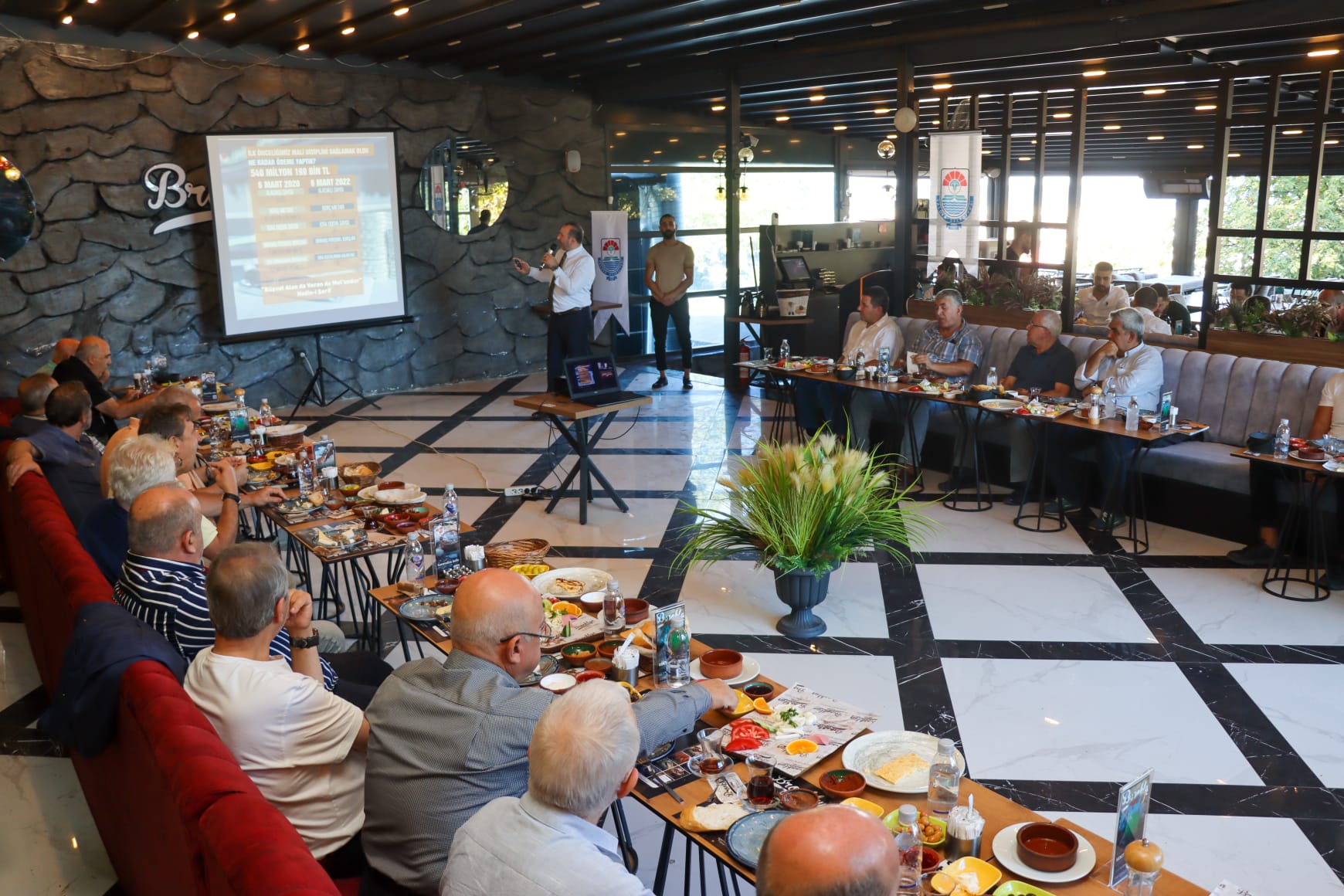 TUTUK YAPILAN ÇALIŞMALARI VATANDAŞLARA ANLATMAYA DEVAM EDİYOR