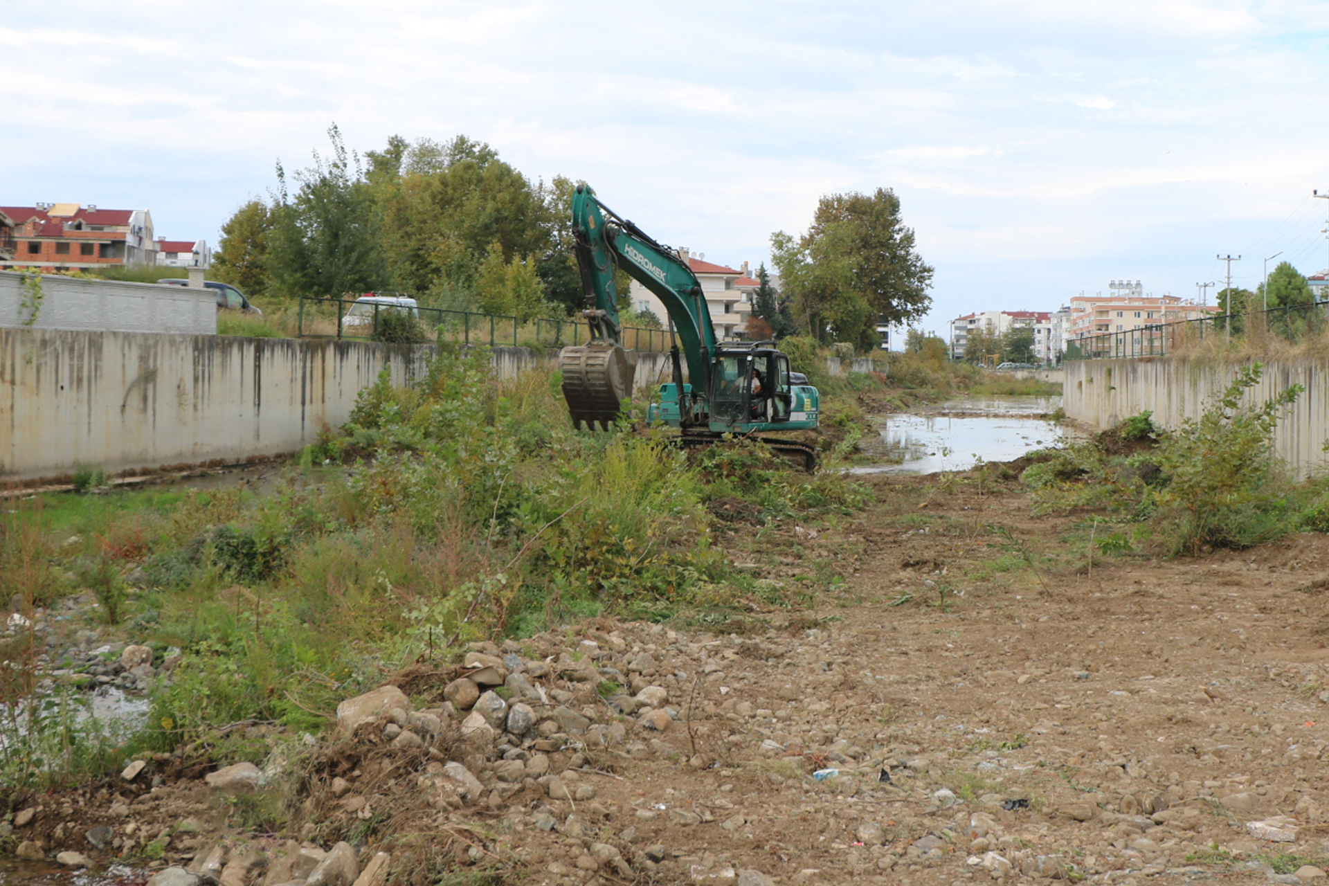 KARPUZDERE DERESİ’NDE TEMİZLİK ÇALIŞMALARINA BAŞLANDI