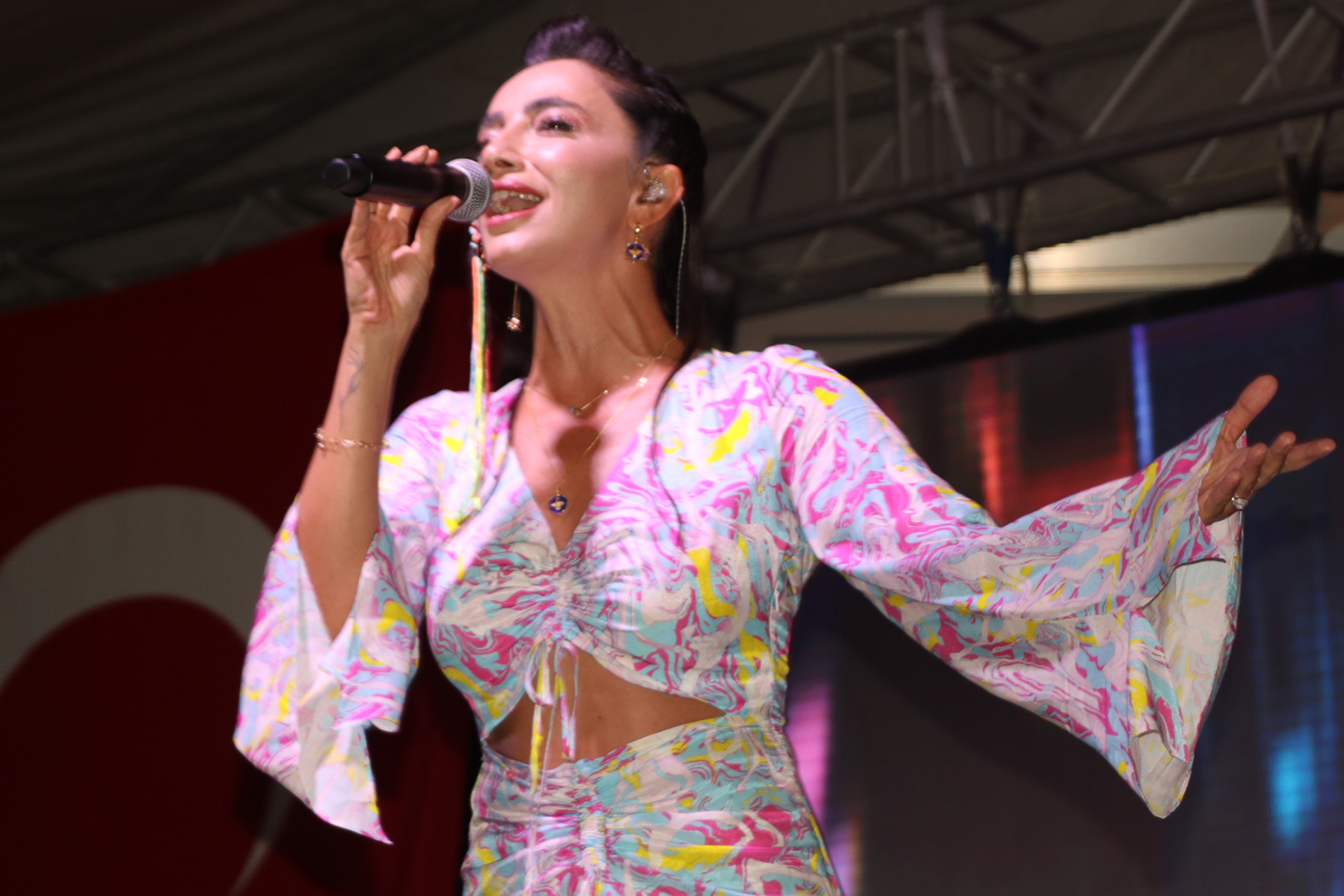 ÖYKÜ GÜRMAN ÇINARCIK’I COŞTURDU ÖYKÜ GÜRMAN ÇINARCIK’I COŞTURDU