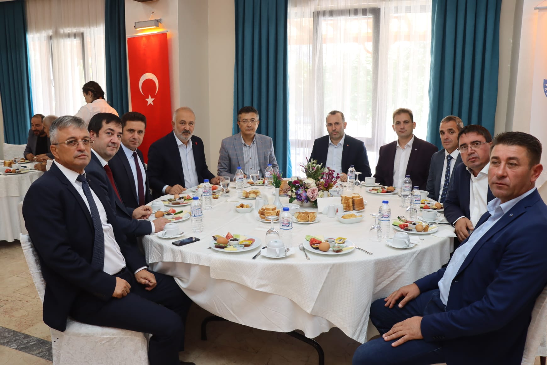 BAŞKAN VEKİLİ TUTUK, “SOYDAŞLARIMIZIN HUZUR VE REFAHI İÇİN OY VERİN” BAŞKAN VEKİLİ TUTUK, “SOYDAŞLARIMIZIN HUZUR VE REFAHI İÇİN OY VERİN”