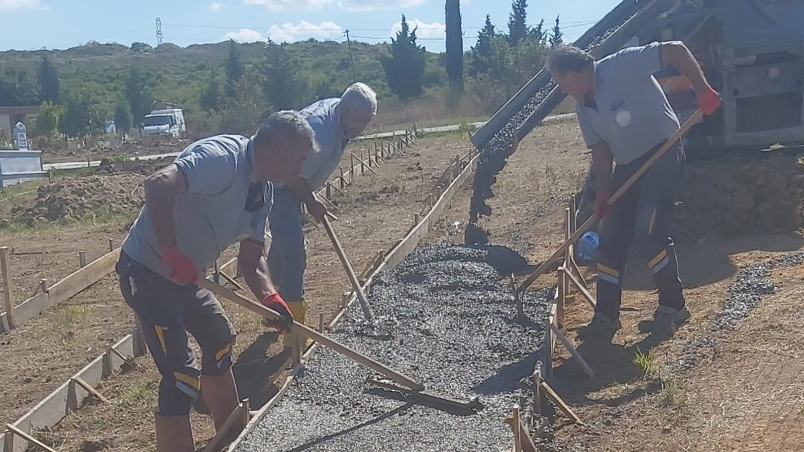 YENİ MEZARLIKTA YÜRÜYÜŞ YOLU YAPIMI