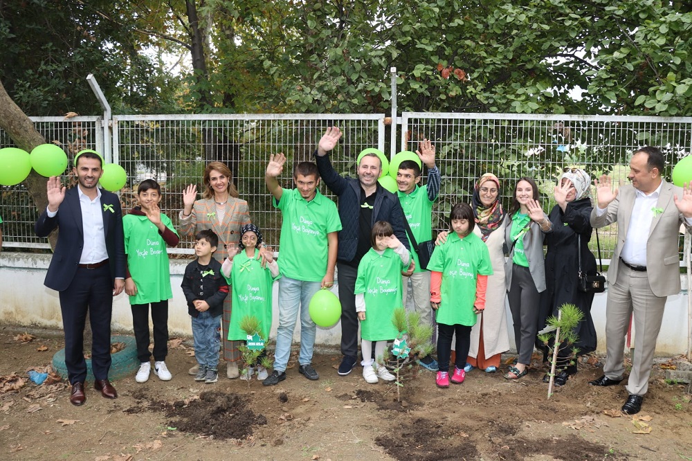 YALOVA’DA SEREBRAL PALSİLİ ÇOCUKLAR ADINA FİDAN DİKİLDİ YALOVA’DA SEREBRAL PALSİLİ ÇOCUKLAR ADINA FİDAN DİKİLDİ