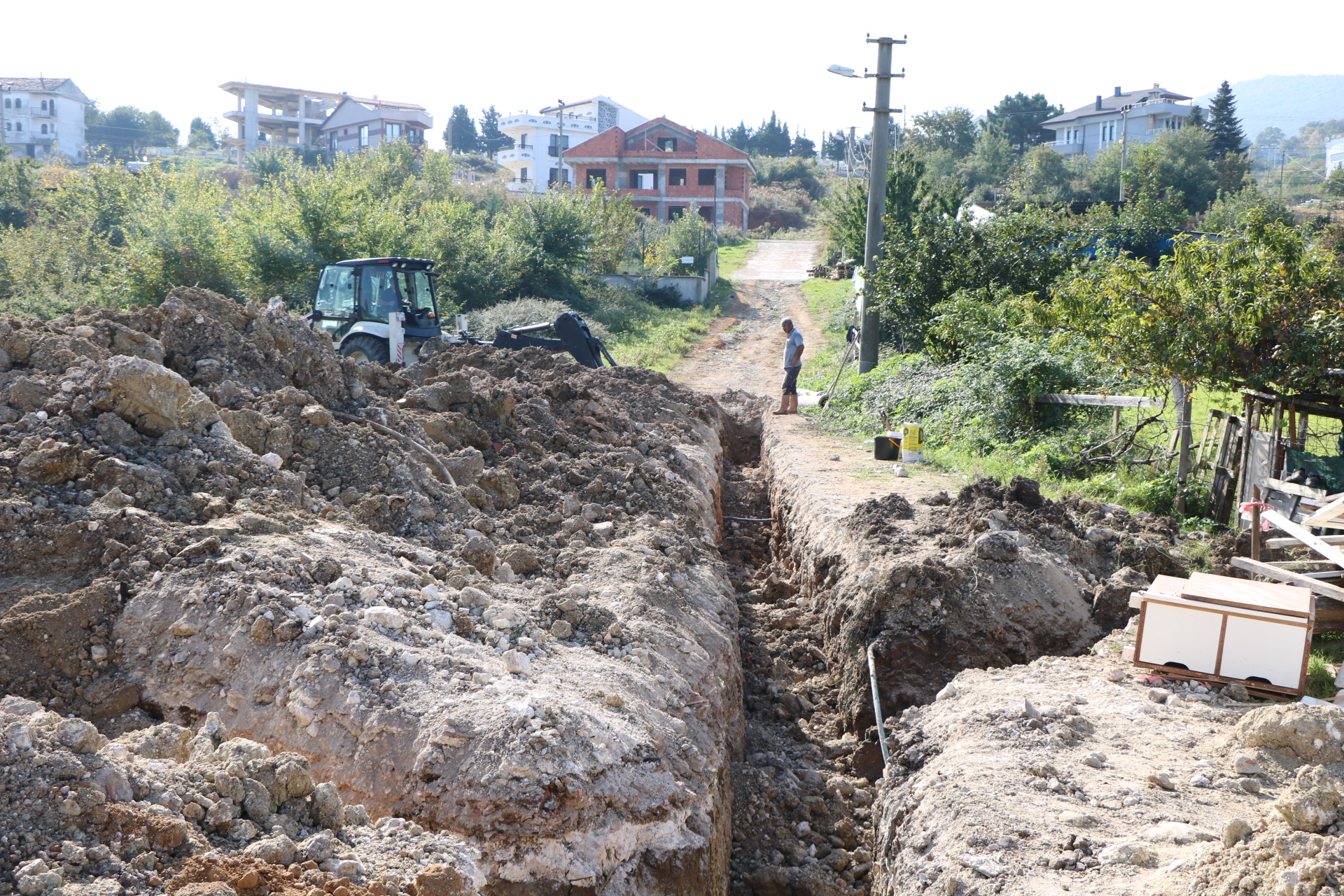 ÇINARCIK’DA KANALİZASYON ALT YAPI ÇALIŞMALARI DEVAM EDİYOR