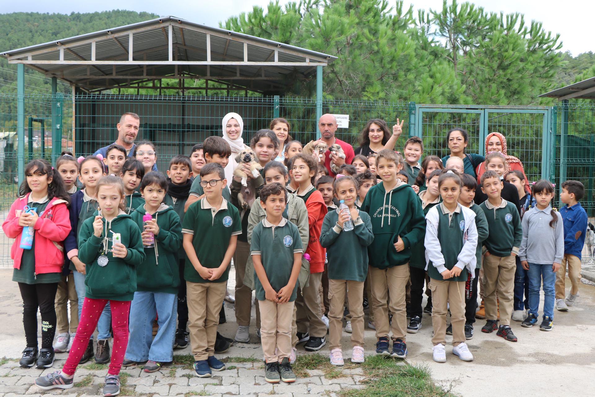 ÖĞRENCİLER, REHABİLİTASYON MERKEZİNDEKİ SOKAK HAYVANLARINI YALNIZ BIRAKMADILAR ÖĞRENCİLER, REHABİLİTASYON MERKEZİNDEKİ SOKAK HAYVANLARINI YALNIZ BIRAKMADILAR