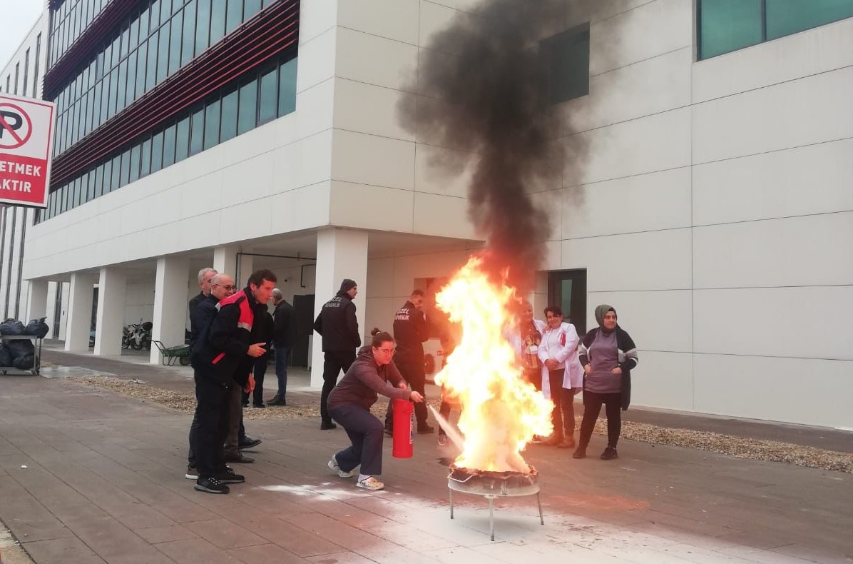 YALOVA BELEDİYESİ İTFAİYE MÜDÜRLÜĞÜ HASTANE PERSONELİNE EĞİTİM VERDİ YALOVA BELEDİYESİ İTFAİYE MÜDÜRLÜĞÜ HASTANE PERSONELİNE EĞİTİM VERDİ