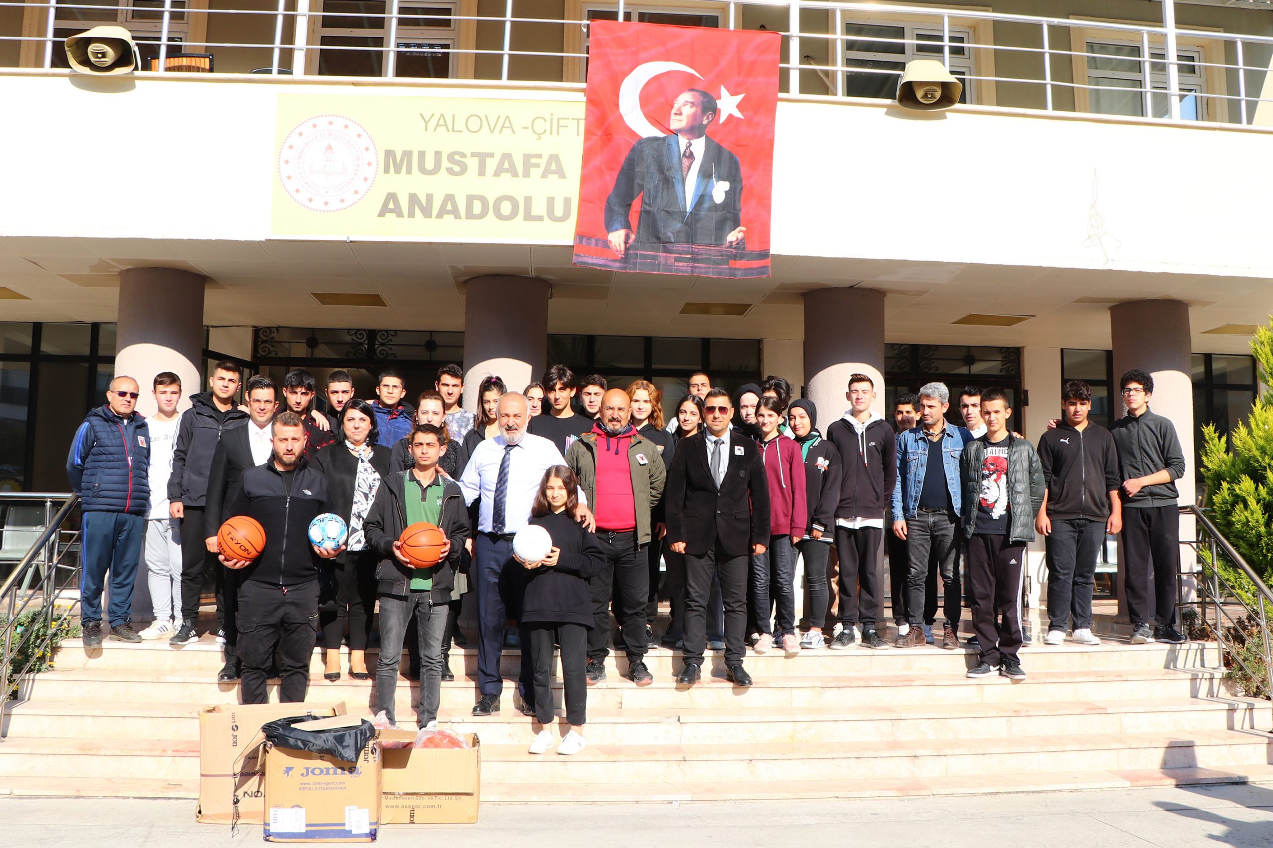 M.KEMAL ANADOLU LİSESİ’NİN SPOR MALZEMELERİ BAŞKAN SİLPAGAR’DAN