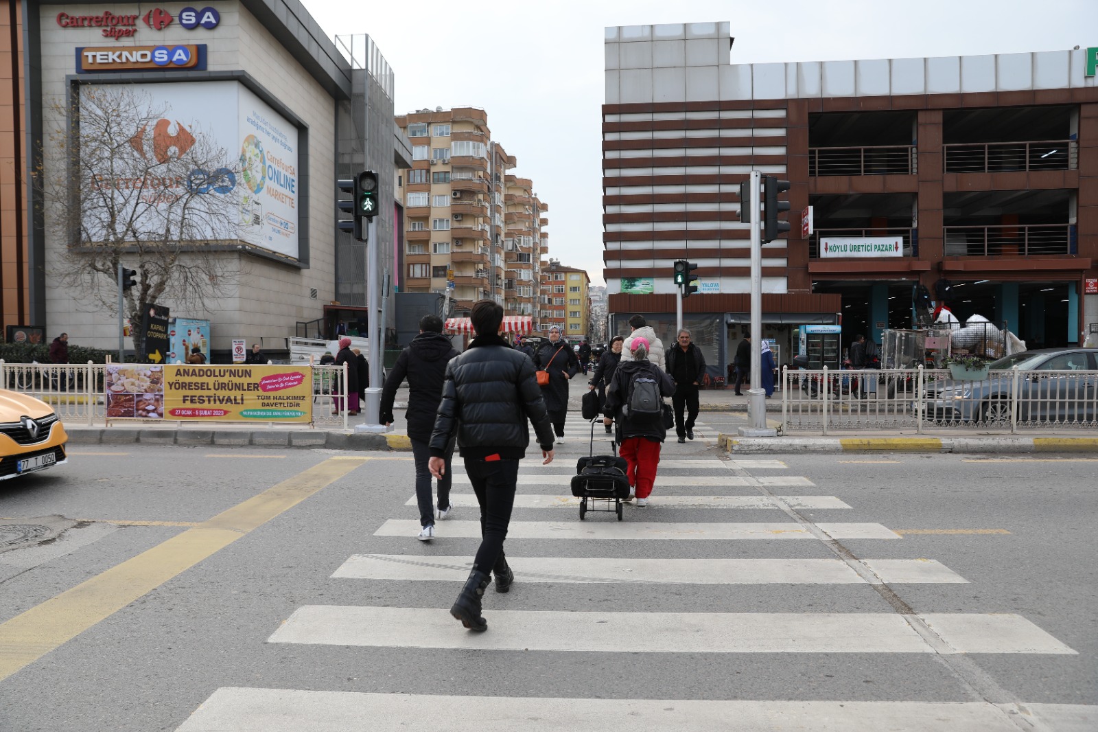 PAZAR PARK ÖNÜNDEKİ TRAFİK SIKIŞIKLIĞI GİDERİLDİ