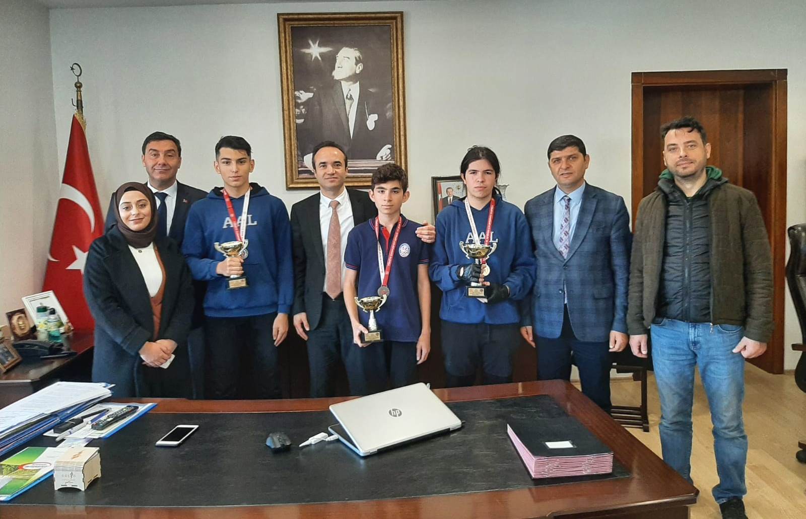 ŞAMPİYONLARDAN KAYMAKAM ÖZYİĞİT’E ZİYARET ŞAMPİYONLARDAN KAYMAKAM ÖZYİĞİT’E ZİYARET