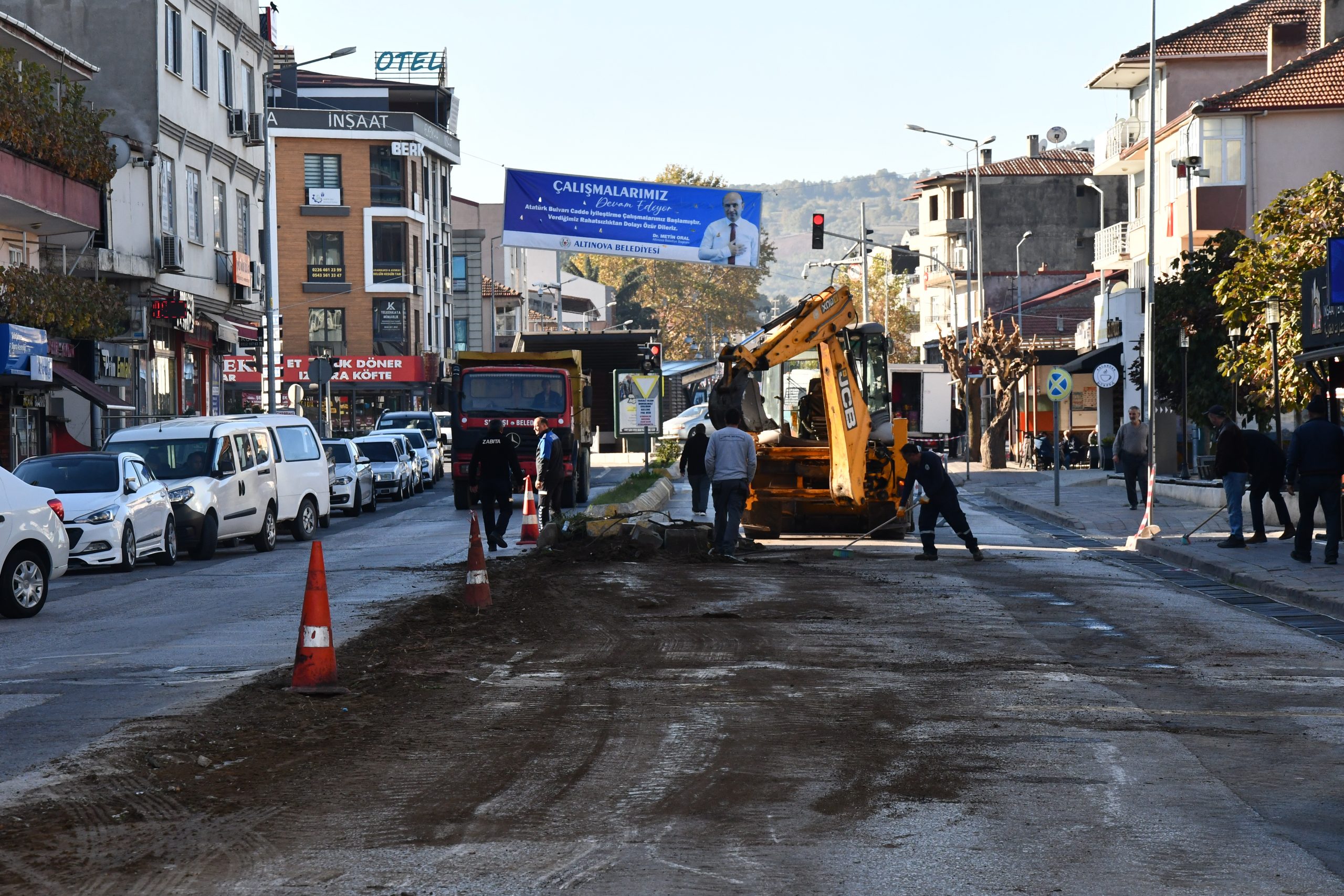 ALTINOVA’DA CADDELER YENİLENİYOR