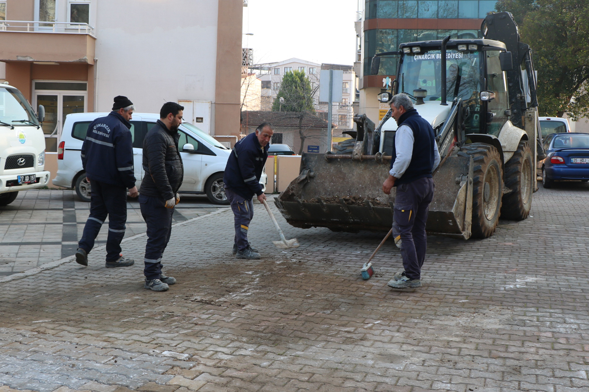 HÜKÜMET KONAĞININ ÖNÜNDE PARKE TAŞI YENİLEME ÇALIŞMASI