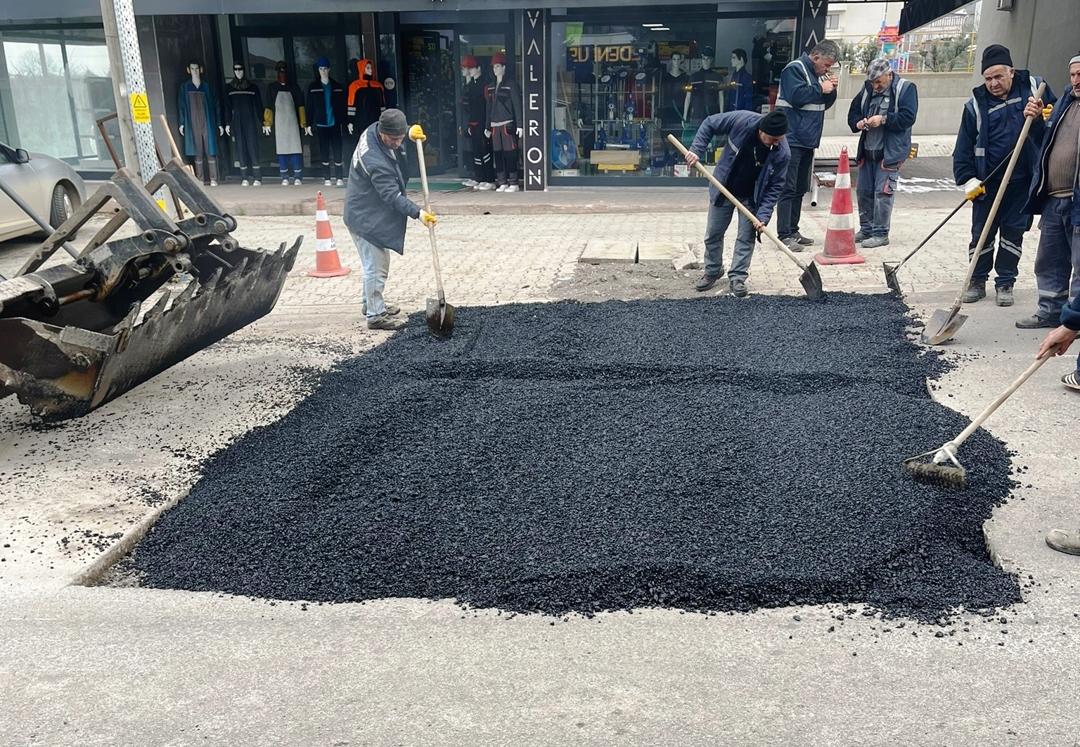 ALTINOVA’DA EKİPLER İŞ BAŞINDA ALTINOVA’DA EKİPLER İŞ BAŞINDA