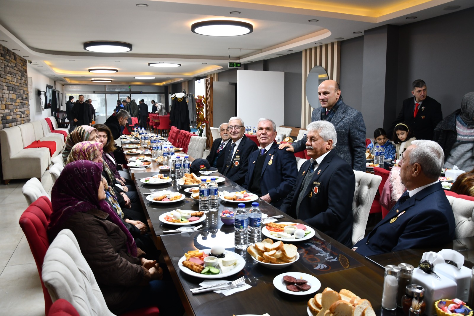 BAŞKAN ORAL, ŞEHİT YAKINLARI VE GAZİLER KAHVALTIDA BULUŞTU