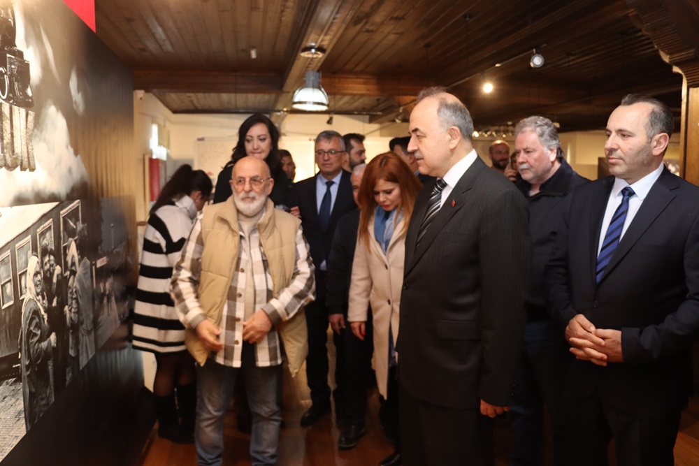 ‘UMUDA YOLCULUK GÖÇ 89’ SERGİSİ AÇILDI ‘UMUDA YOLCULUK GÖÇ 89’ SERGİSİ AÇILDI