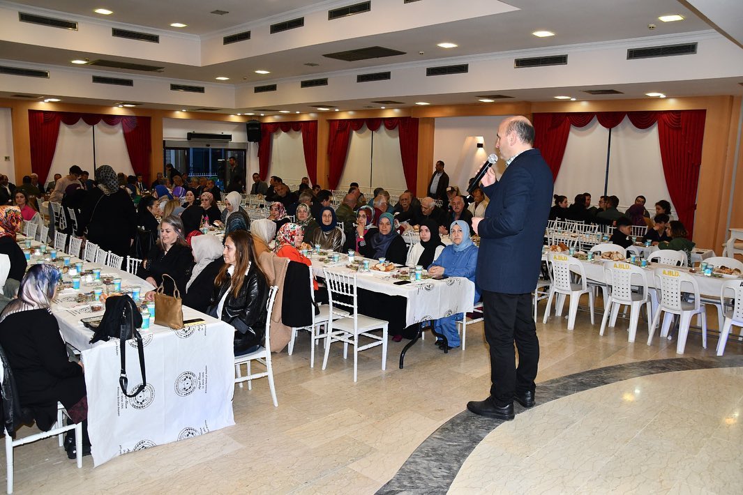 AK PARTİLİ MEVCUT VE ESKİ YÖNETİCİLER İFTARDA BULUŞTU AK PARTİLİ MEVCUT VE ESKİ YÖNETİCİLER İFTARDA BULUŞTU