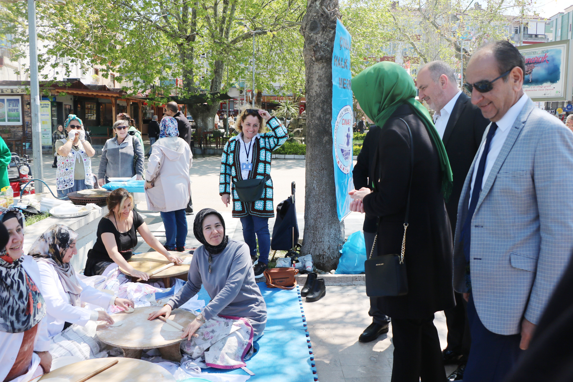 ÇINARCIK’TA DEPREMZEDE VATANDAŞLAR İÇİN KERMES DÜZENLENDİ