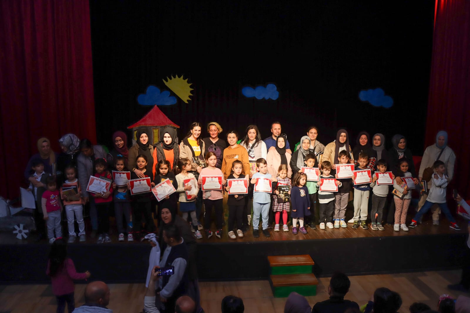 DRAMA KURSUNUN MİNİKLERİ BEĞENİ TOPLADI DRAMA KURSUNUN MİNİKLERİ BEĞENİ TOPLADI