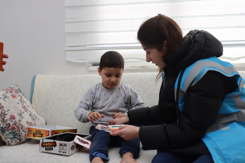 OTİZMLİ ÇOCUKLAR EVLERİNDE ZİYARET EDİLDİ