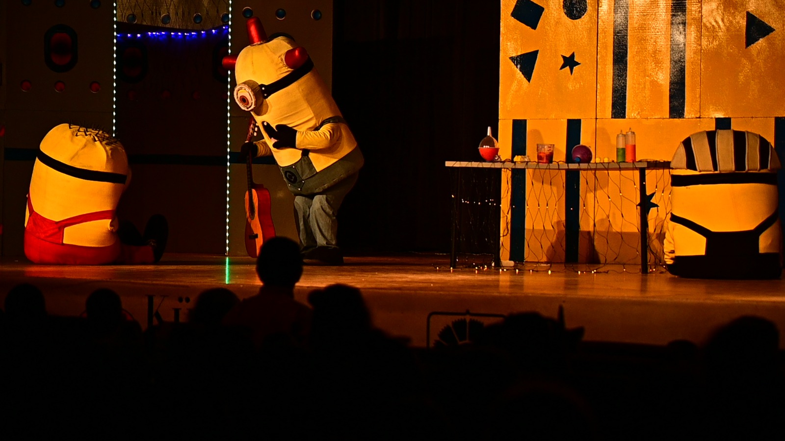 MİNYONLAR ÇOCUKLAR İÇİN SAHNELENDİ MİNYONLAR ÇOCUKLAR İÇİN SAHNELENDİ