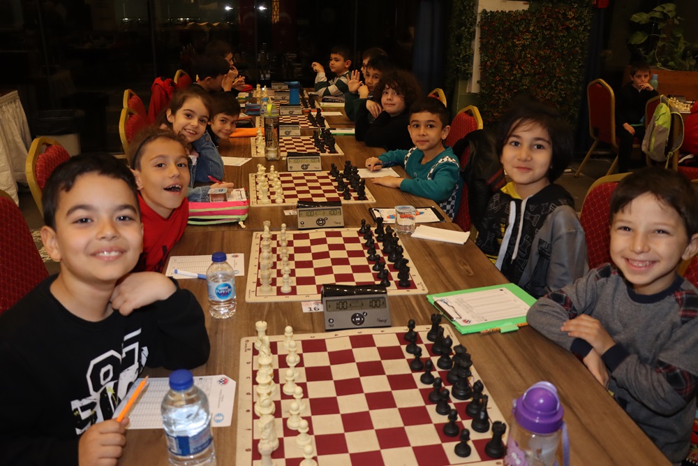 GELENEKSEL YÜRÜYEN KÖŞK SATRANÇ TURNUVASI SONA ERDİ GELENEKSEL YÜRÜYEN KÖŞK SATRANÇ TURNUVASI SONA ERDİ