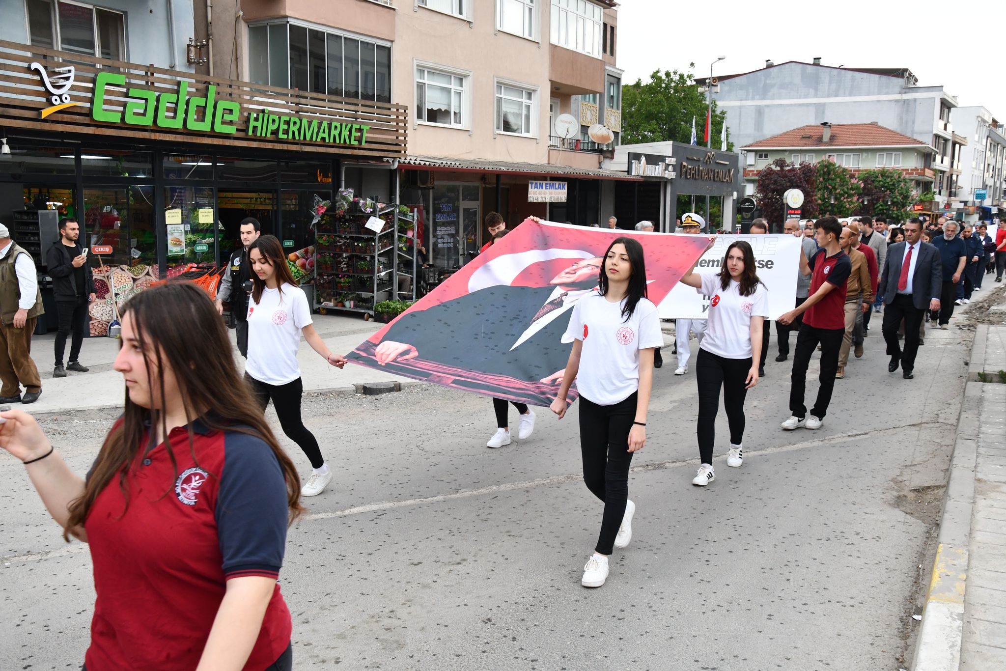 ALTINOVA’DA GENÇLİK YÜRÜYÜŞÜ YAPILDI