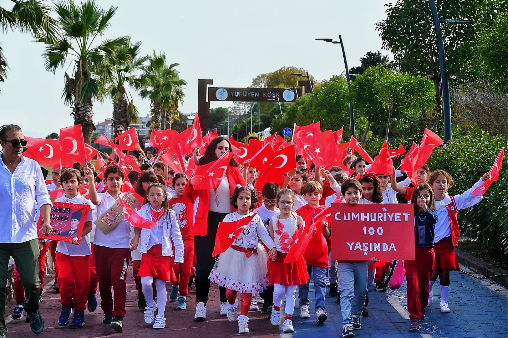 YALOVA’DA YÜZLERCE ÖĞRENCİ ADIMLARINI CUMHURİYETİN 100.YILI İÇİN ATTI