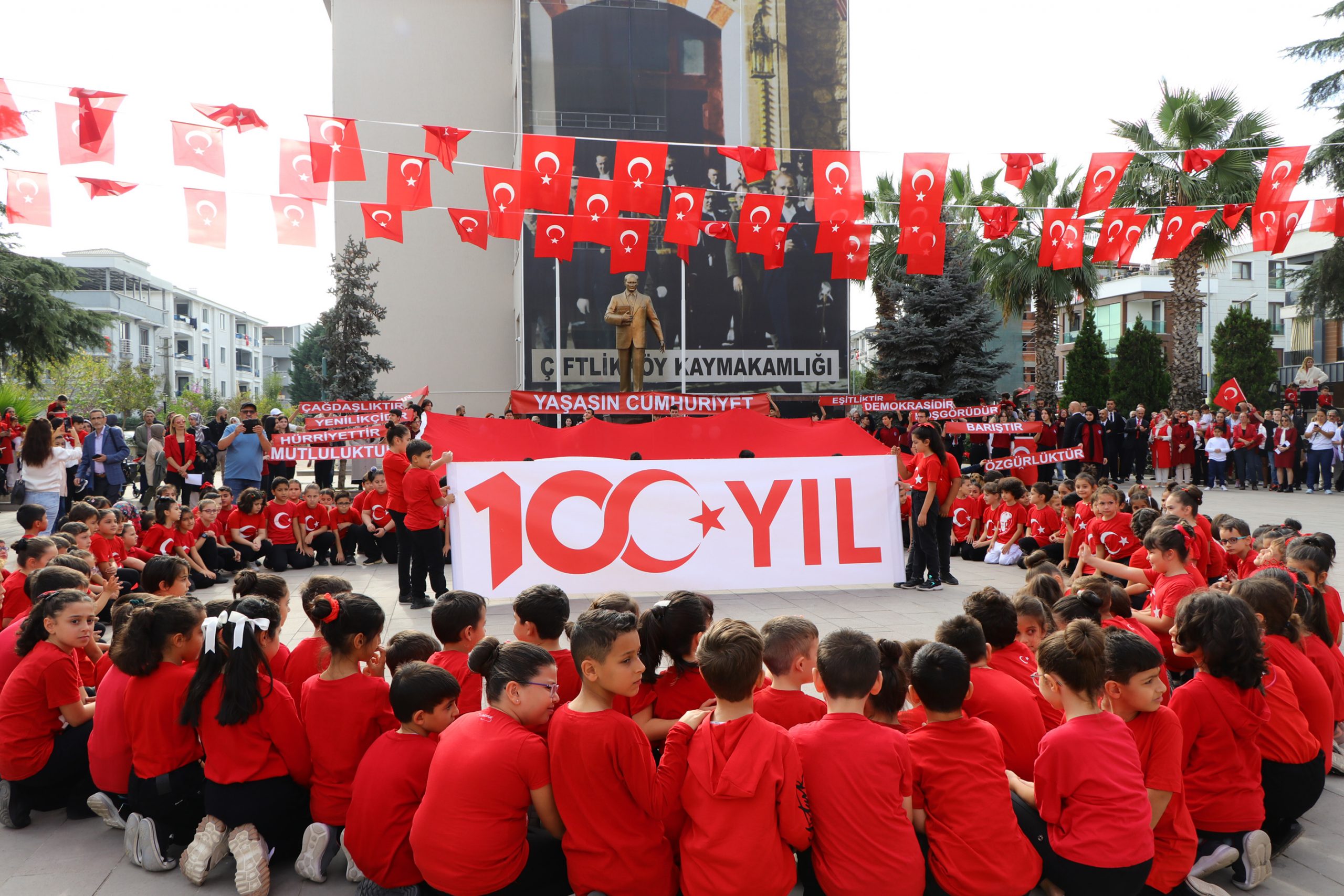 ÇİFTLİKKÖY’DE COŞKULU 100. YIL KUTLAMASI ÇİFTLİKKÖY’DE COŞKULU 100. YIL KUTLAMASI