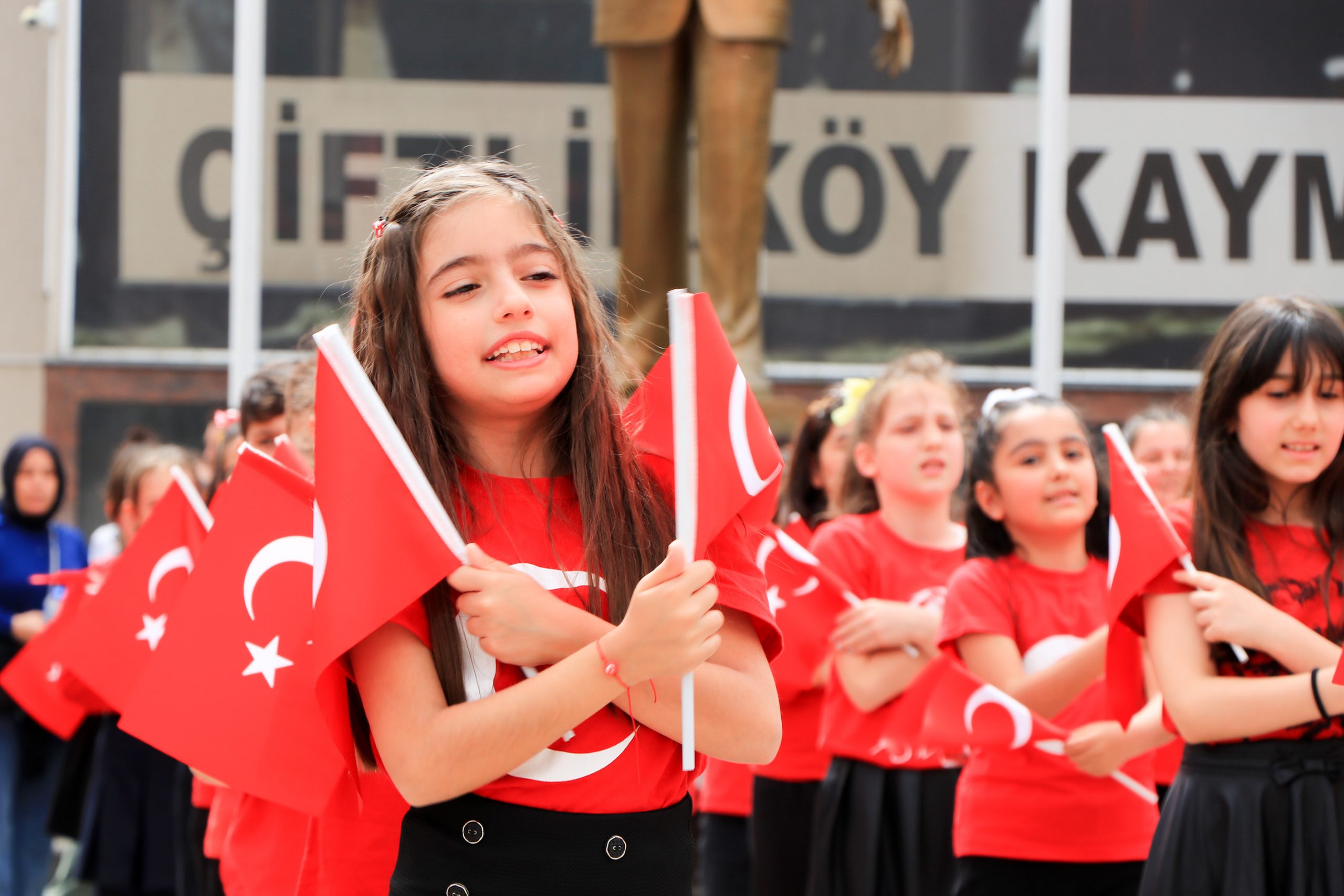 ÇİFTLİKKÖY’DE 23 NİSAN COŞKUYLA KUTLANDI ÇİFTLİKKÖY’DE 23 NİSAN COŞKUYLA KUTLANDI