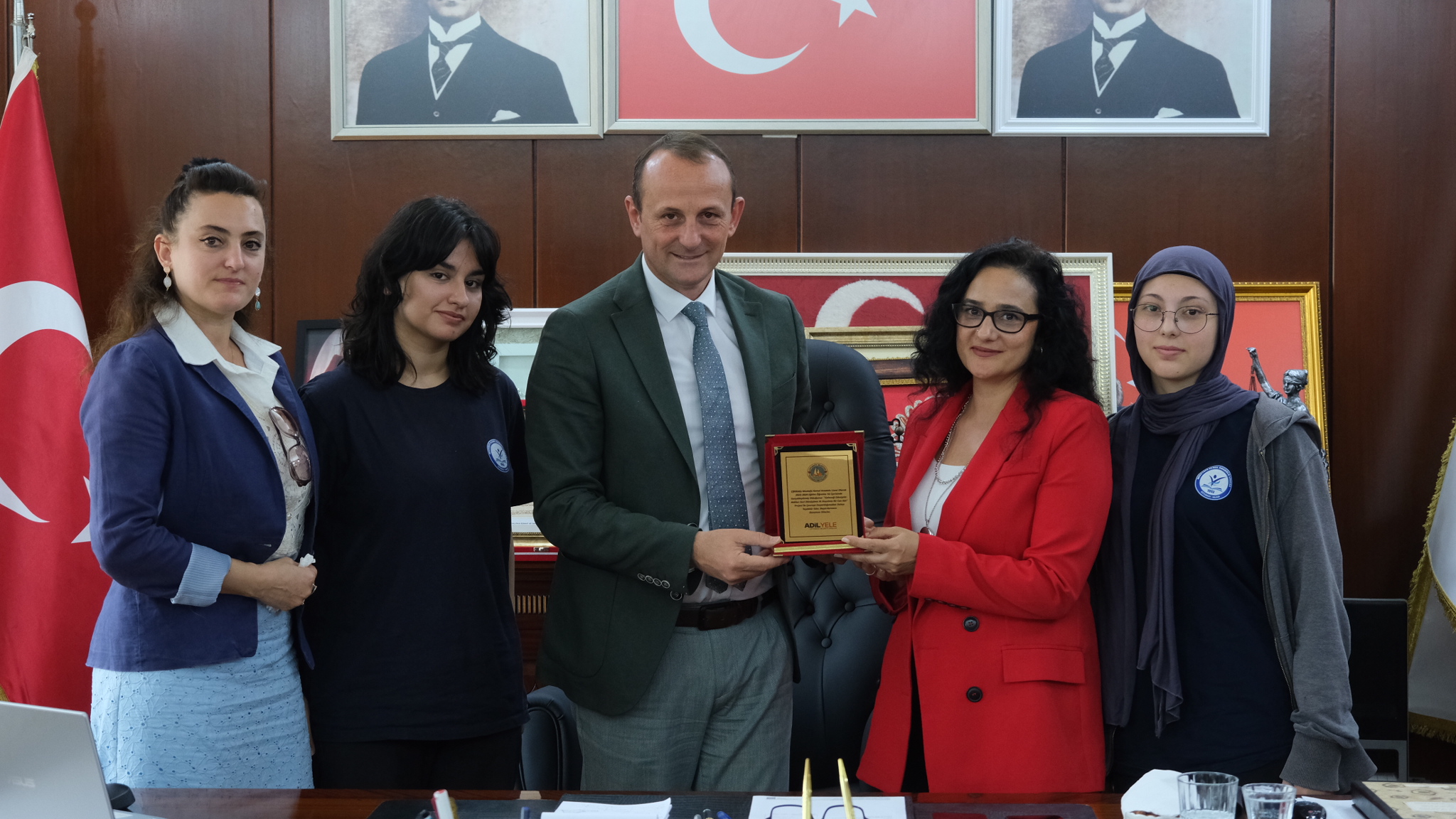 BAŞKAN YELE’DEN ATIK ŞAMPİYONLARINA PLAKET BAŞKAN YELE’DEN ATIK ŞAMPİYONLARINA PLAKET