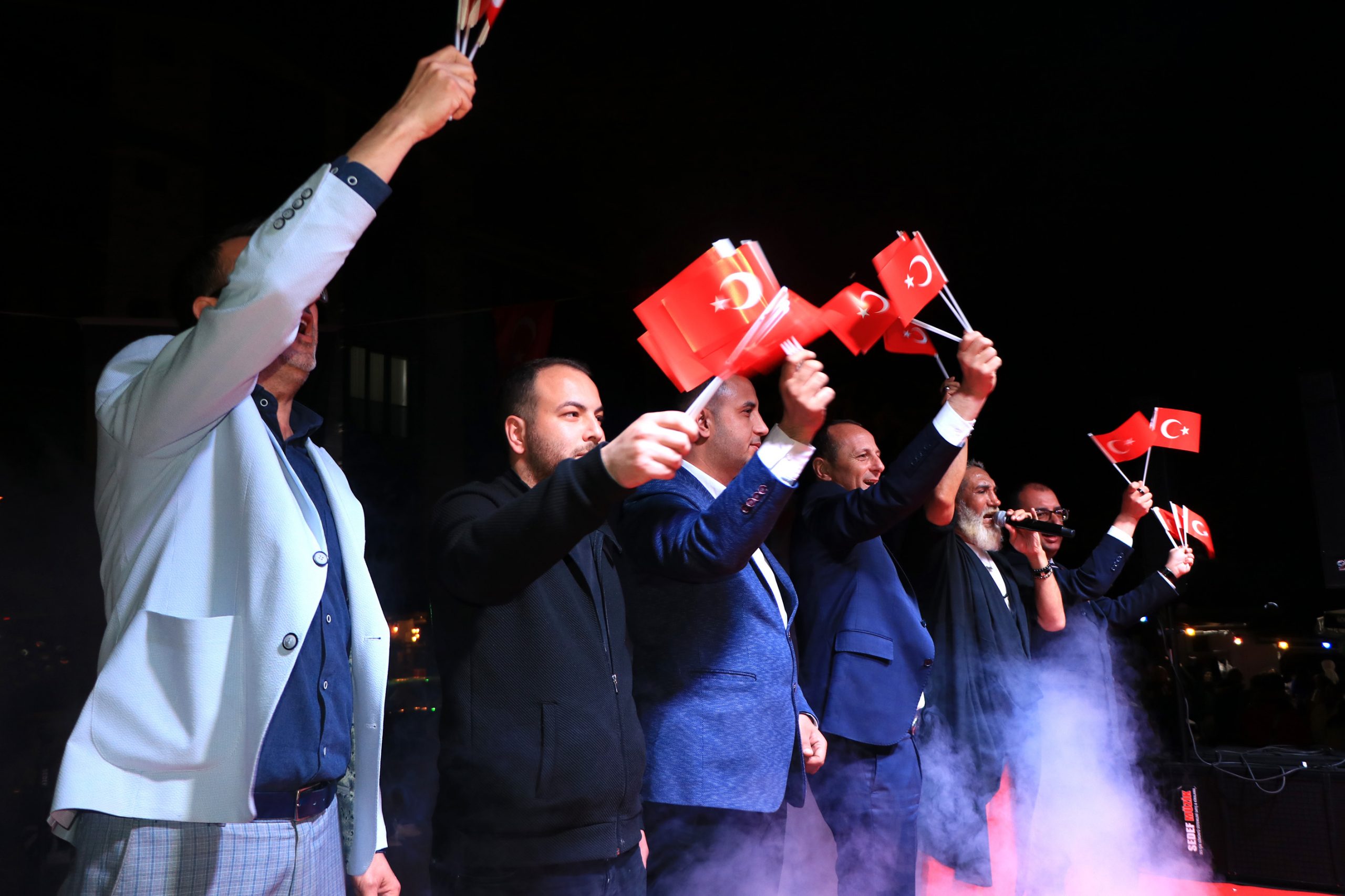 ÇİFTLİKKÖY, TARIK MENGÜÇ’LE EĞLENCEYE DOYDU ÇİFTLİKKÖY, TARIK MENGÜÇ’LE EĞLENCEYE DOYDU