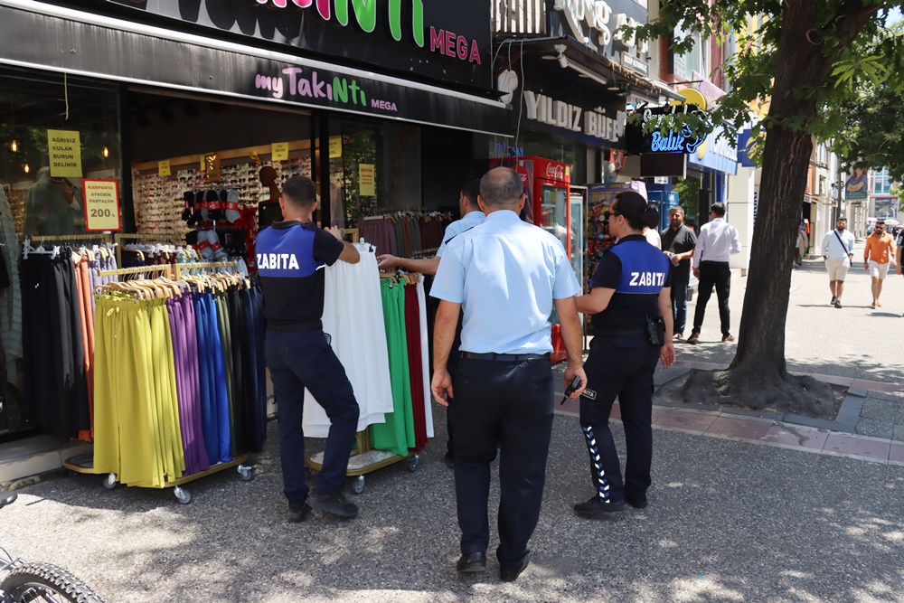 ZABITA, YÜRÜYÜŞ YOLLARI VE KALDIRIMLARI DENETLİYOR