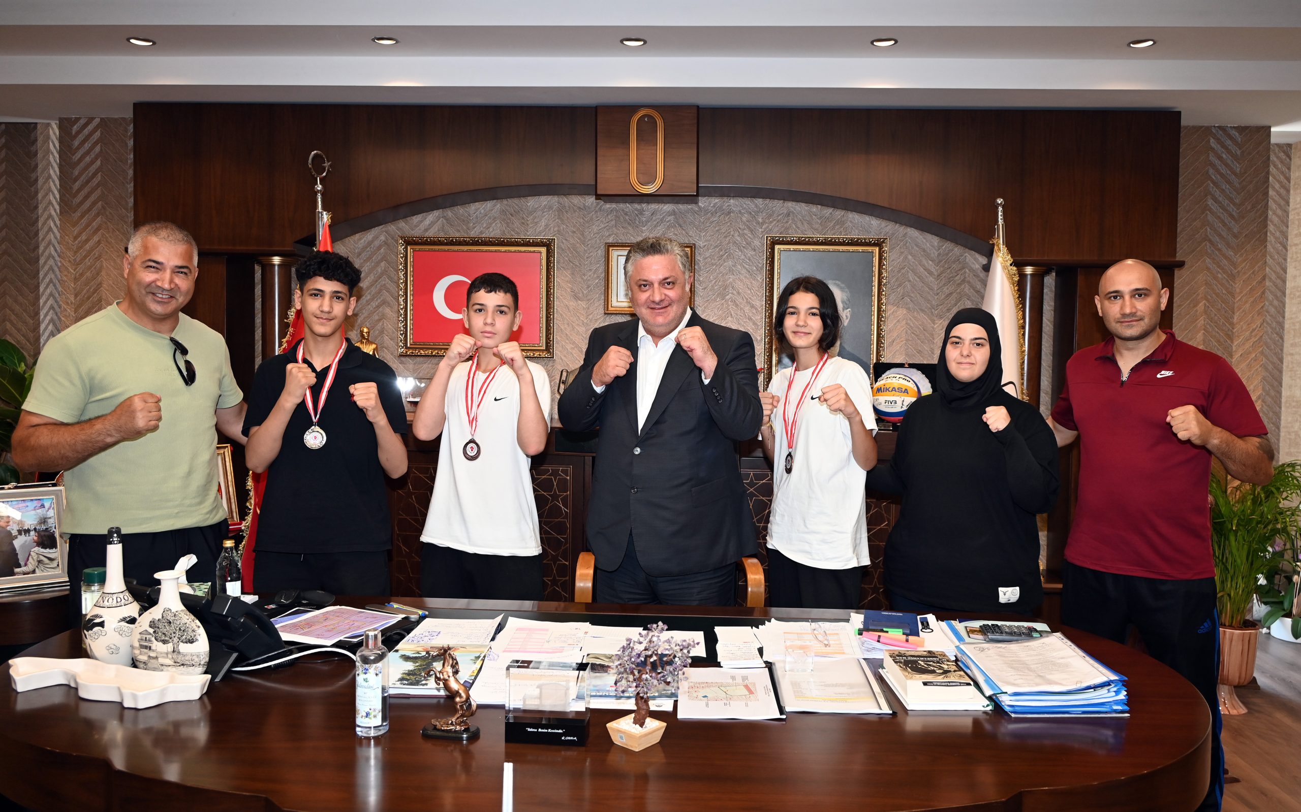 BAŞKAN GÜREL ŞAMPİYON BOKSÖRLERİ AĞIRLADI