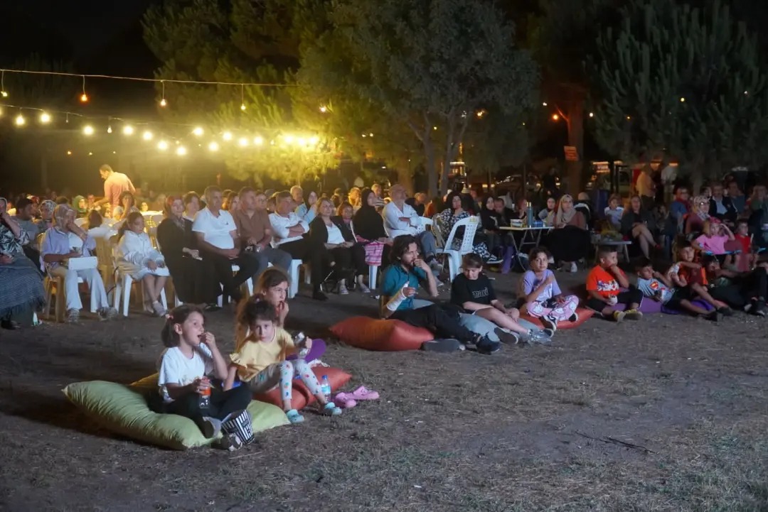 ALTINOVA’DA AÇIK HAVA SİNEMA GÜNLERİNE YOĞUN İLGİ GÖSTERİLDİ ALTINOVA’DA AÇIK HAVA SİNEMA GÜNLERİNE YOĞUN İLGİ GÖSTERİLDİ