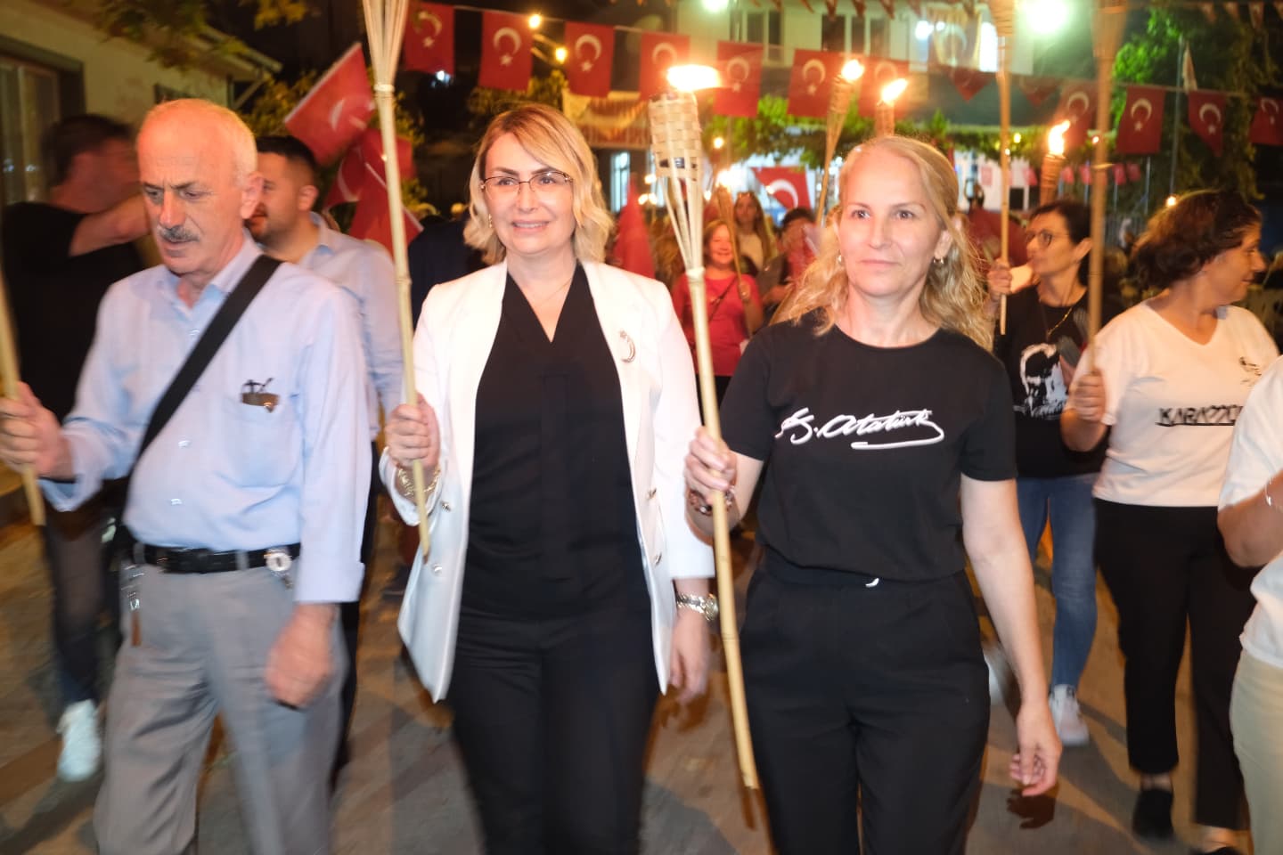 TOKMAK KÖYÜNDE TÜRK BAYRAĞI VE MEŞALELERLE FENER ALAYI DÜZENLENDİ