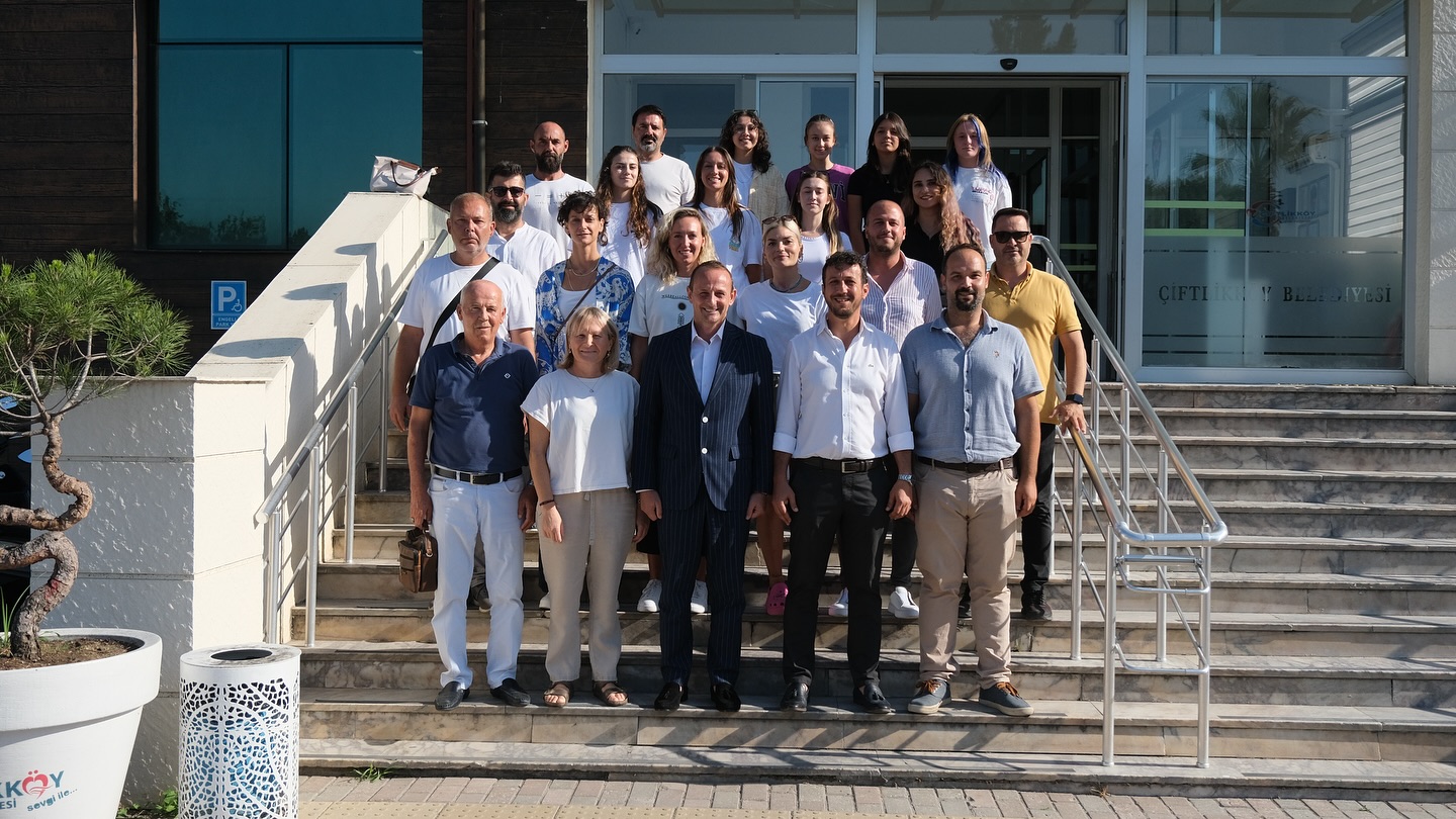 ÇİFTLİKKÖY’DE FİLENİN SULTANLARI İMZALARI ATTI ÇİFTLİKKÖY’DE FİLENİN SULTANLARI İMZALARI ATTI