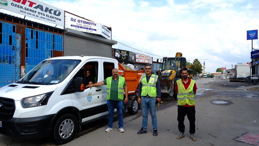 KİRAZLI SANAYİ SİTESİNDE KATI ATIKLAR TOPLANDI KİRAZLI SANAYİ SİTESİNDE KATI ATIKLAR TOPLANDI