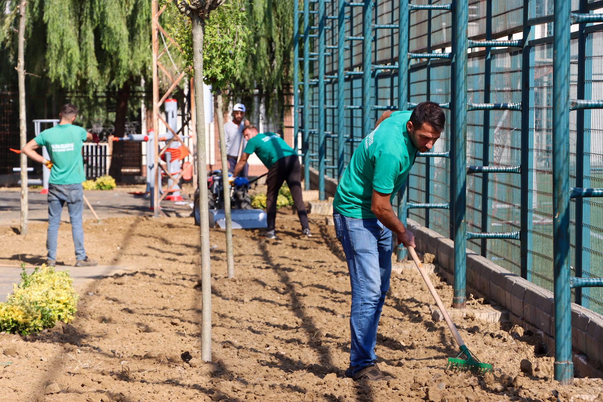 PARK VE DİNLENME ALANLARININ TESVİYESİ YAPILIYOR