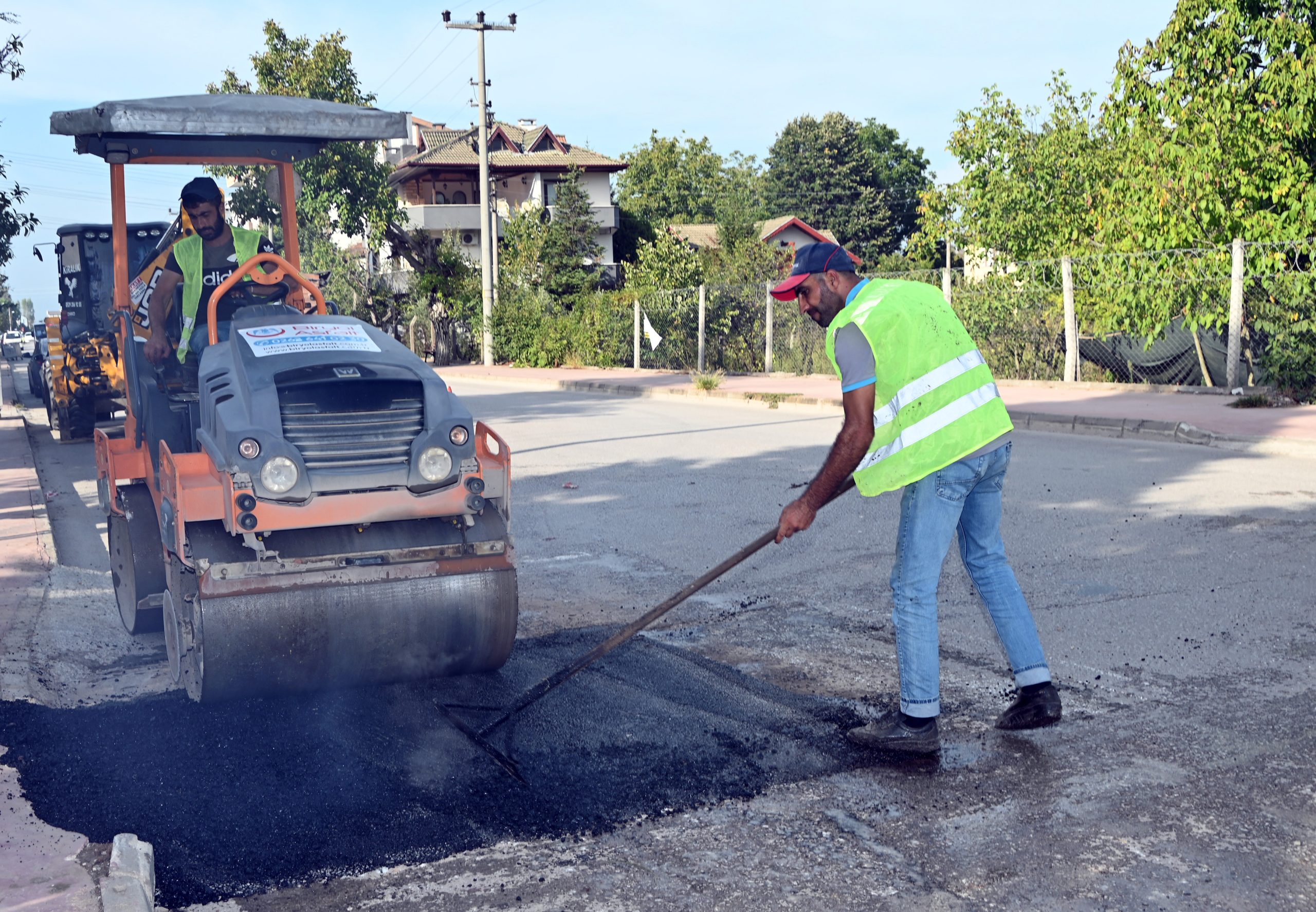 YALOVA BELEDİYESİ YOL BAKIM VE ASFALT YAMA ÇALIŞMALARINA DEVAM EDİYOR