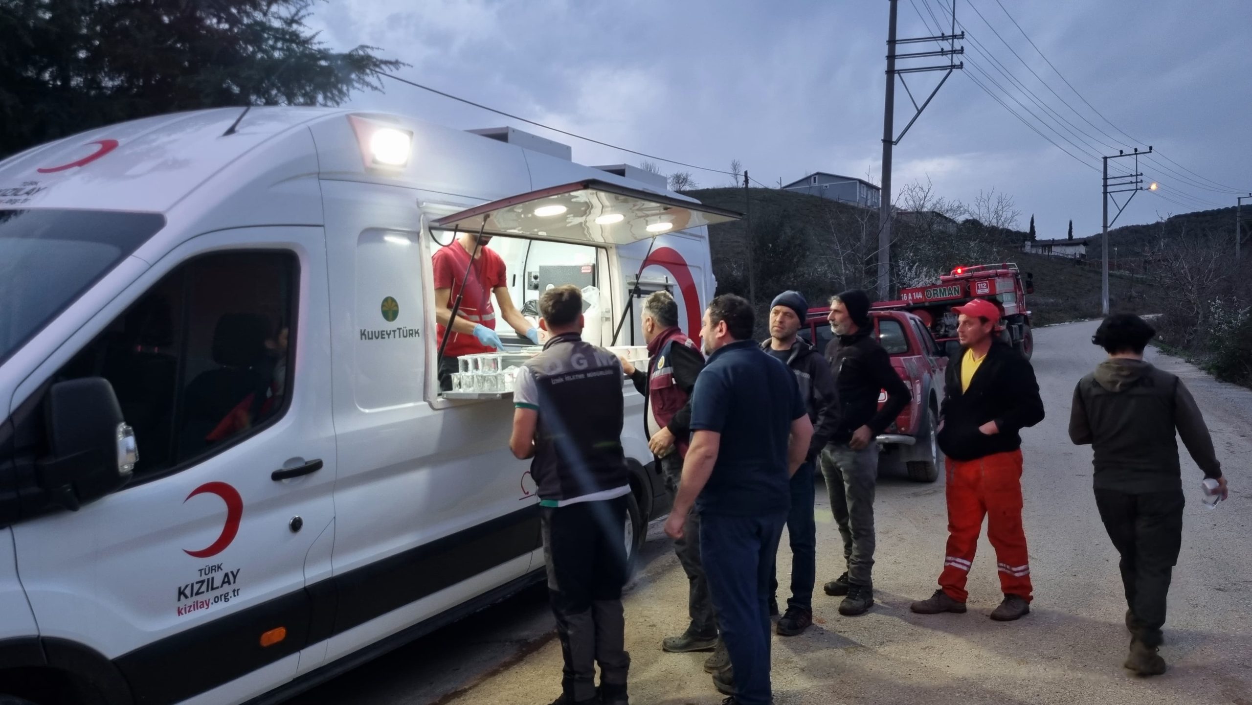 Kızılay Yalova’dan Yangın Söndürme Ekiplerine İftar Desteği