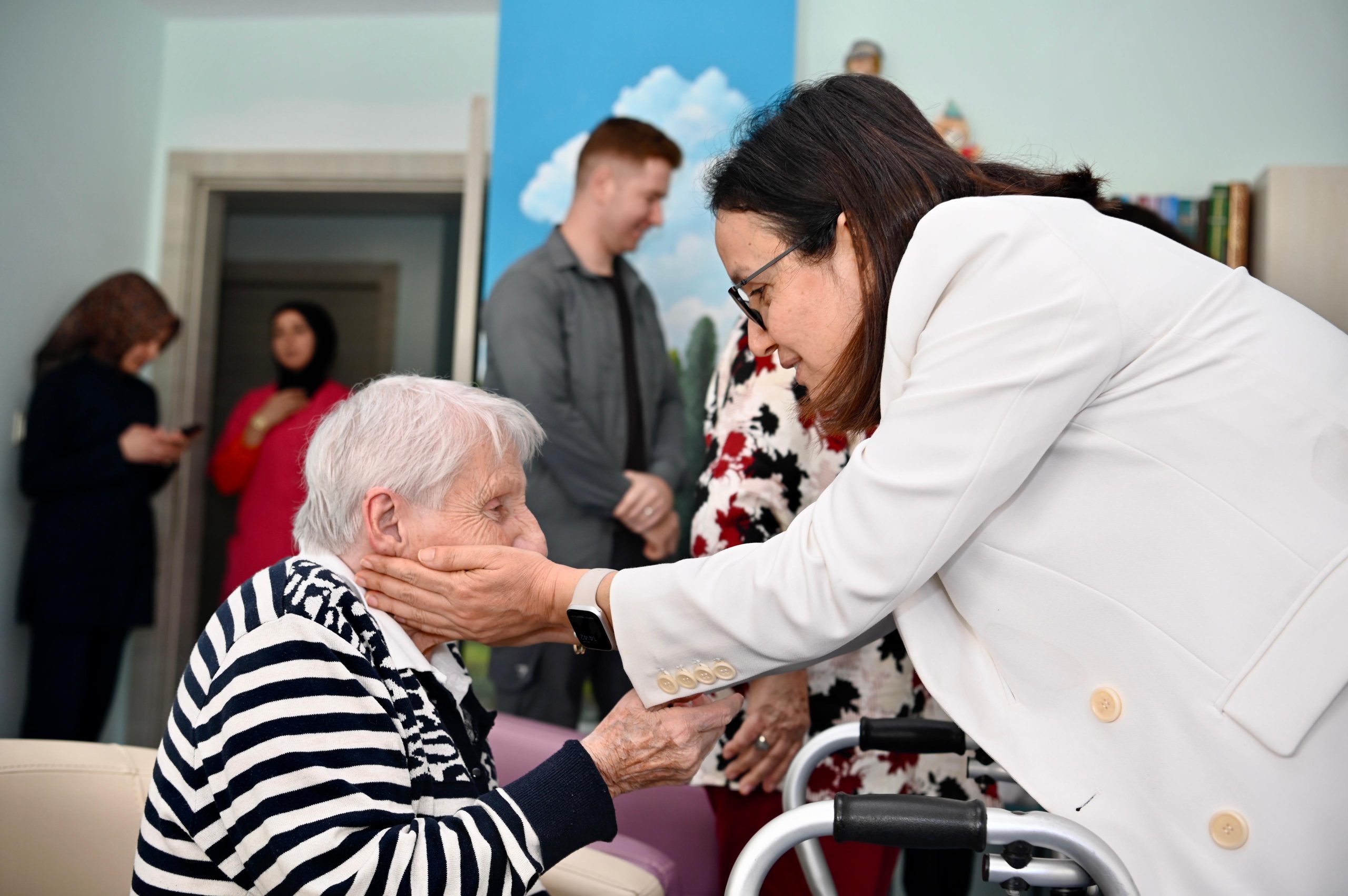 Vali Dr. Hülya Kaya, Ramazan Bayramı Dolayısıyla Huzurevleri ve Çocuk Evleri Sakinleriyle Bayramlaştı