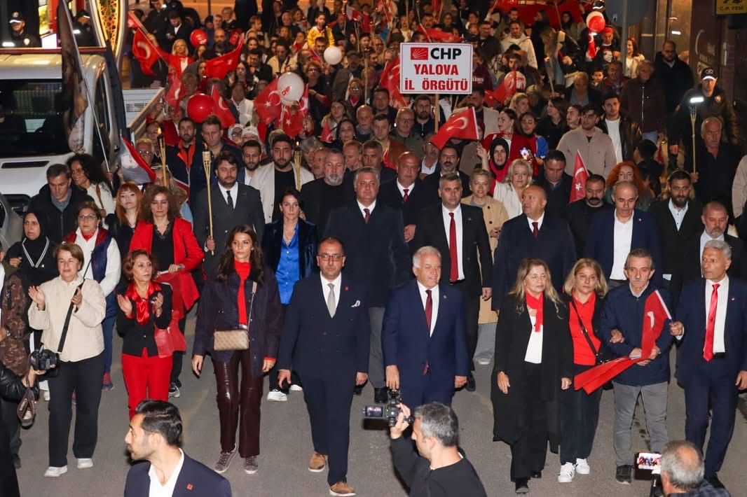 CHP’DEN CUMHURİYET YÜRÜYÜŞÜ İLE GÖVDE GÖSTERİSİ CHP’DEN CUMHURİYET YÜRÜYÜŞÜ İLE GÖVDE GÖSTERİSİ