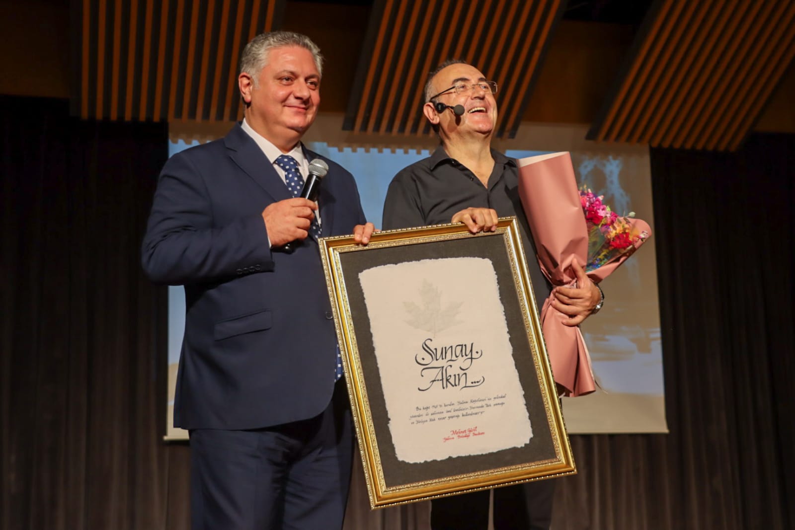 SUNAY AKIN, YALOVA’DA “ZAFERE GİDEN YOL” İLE CUMHURİYET COŞKUSUNU YAŞATTI SUNAY AKIN, YALOVA’DA “ZAFERE GİDEN YOL” İLE CUMHURİYET COŞKUSUNU YAŞATTI